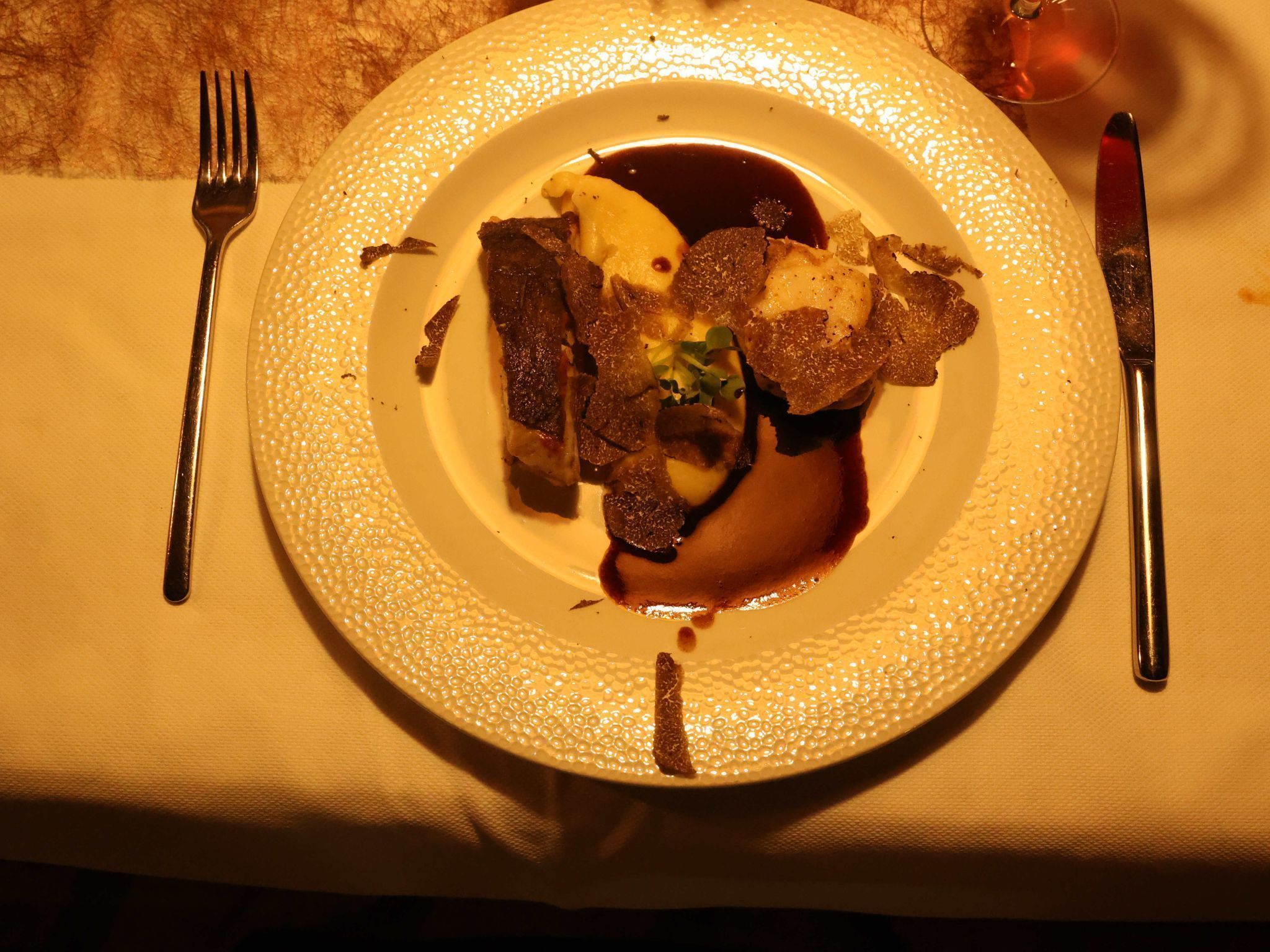 Seeteufel und Steinbutt mit dunklem Jus, Pastinake und Trüffel.