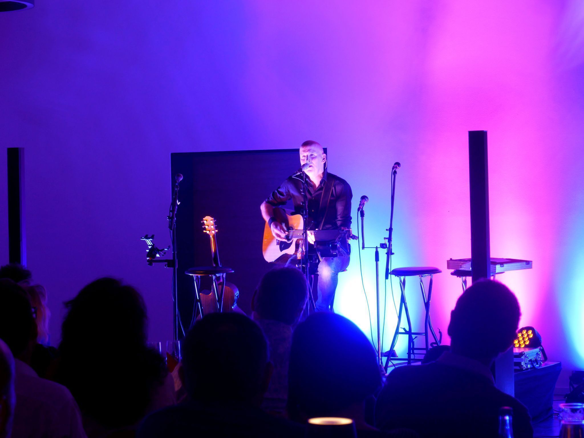 Mike Lebar eröffnete den Abend mit einer gefühlvollen Version von „Chasing Cars“.