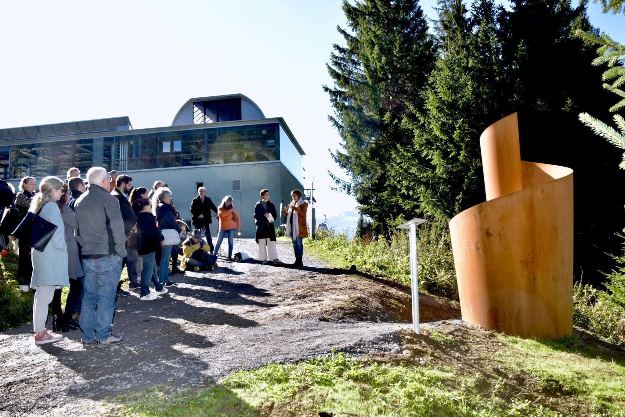 Die Teilnehmenden an der Eröffnung der Alpine Art-Erweiterung beim Kunstwerk Serpentinata, welches Janine Rogen in diesem Jahr geschaffen hat.