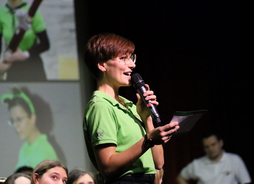 Jugendreferentin Elisabeth Schmid begrüßt die Konzertbesucher