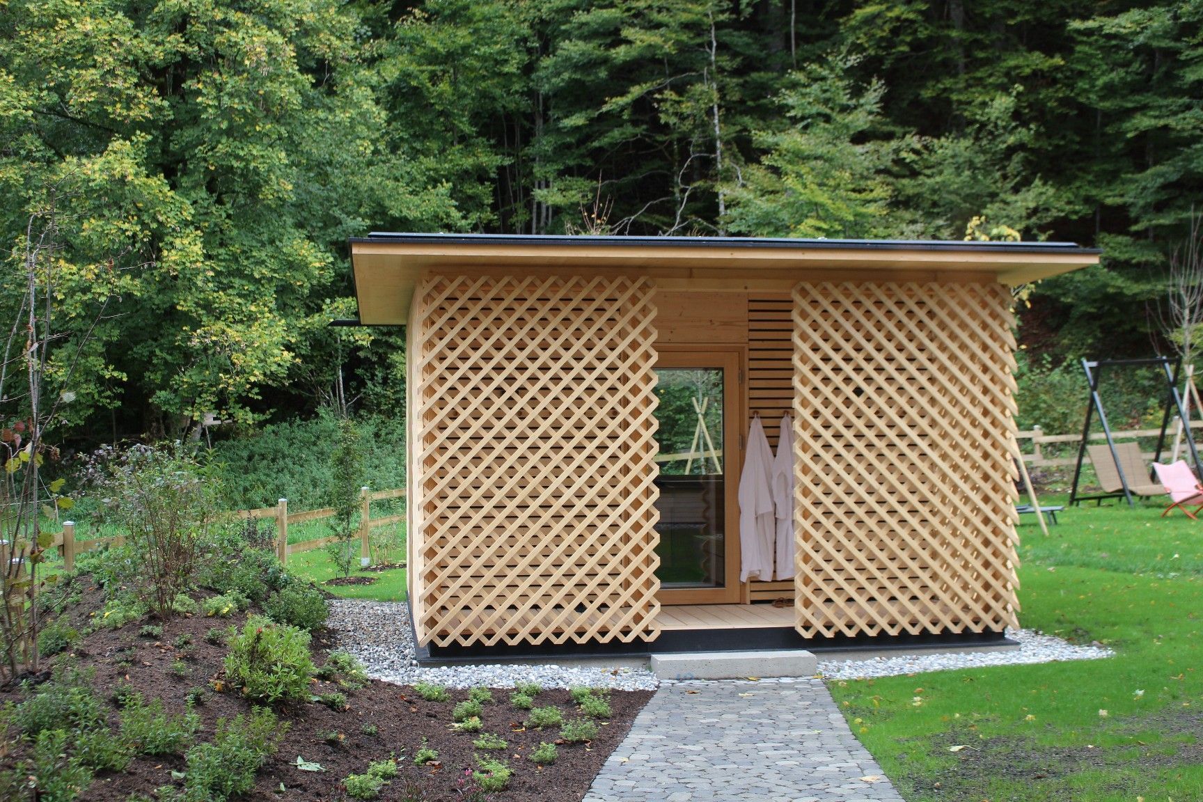 Eine Outdoor-Sauna bereichert die große Außenanlage.