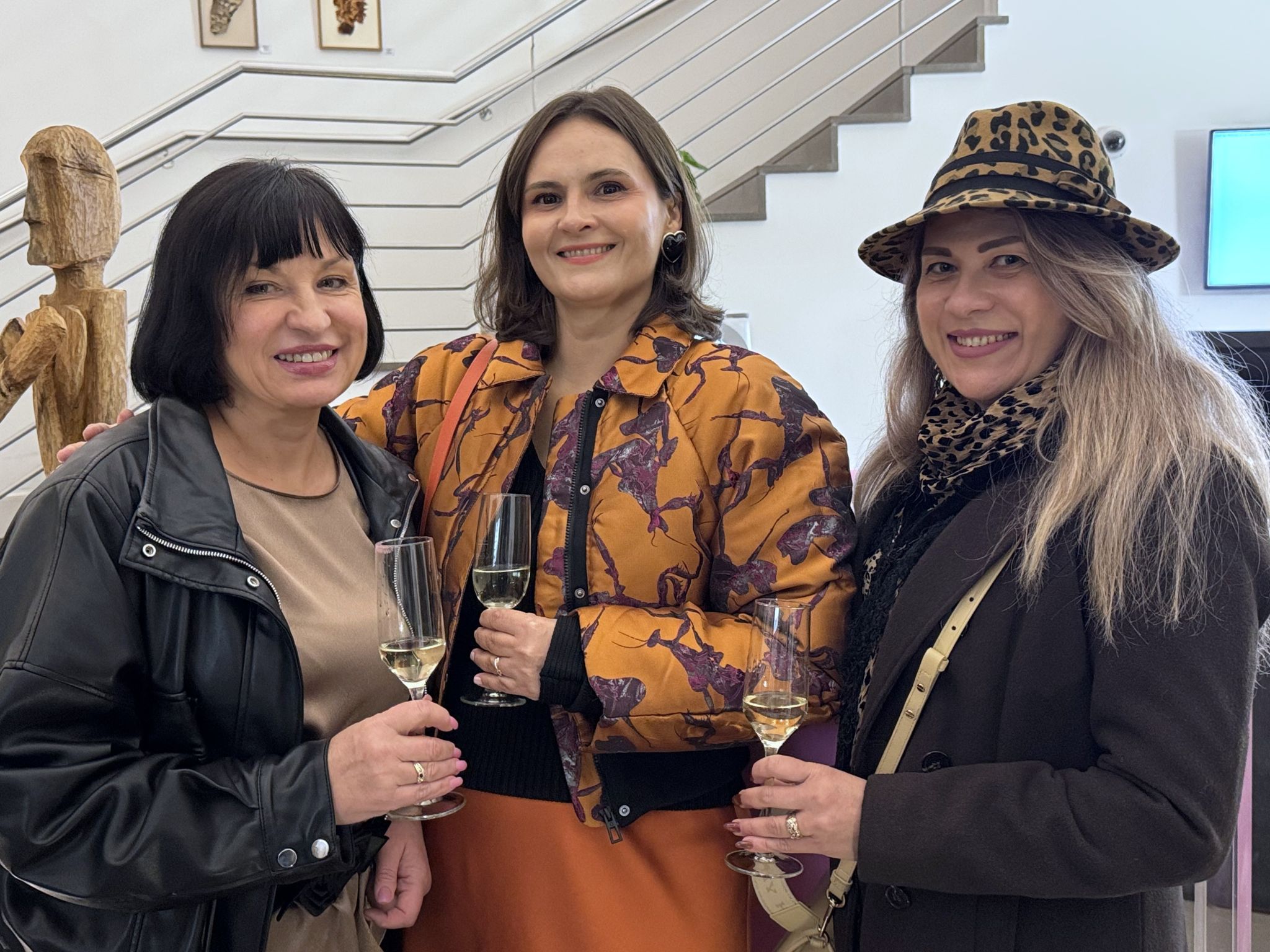 Schneiderin Tetiana Himelrajh, Anna Gächter (DGKP) und Dolmetscherin Olga Jenni.