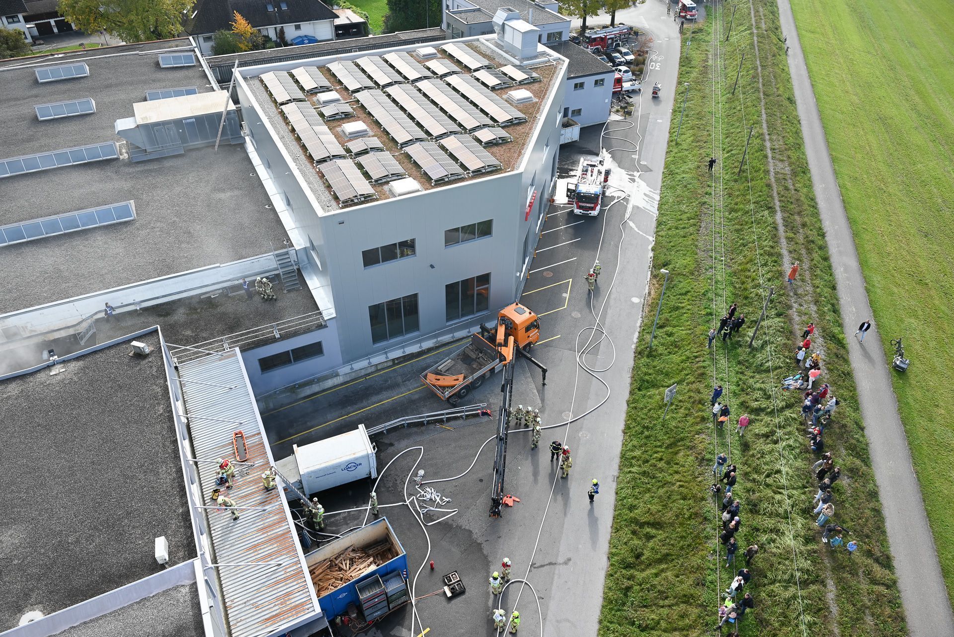 Ein Blick von der Drehleiter zeigte das große Gebäude, dass die Feuerwehr binnen Minuten durchkämmt hat, um nach Opfern zu suchen und den Brand in den Griff zu bekommen. 