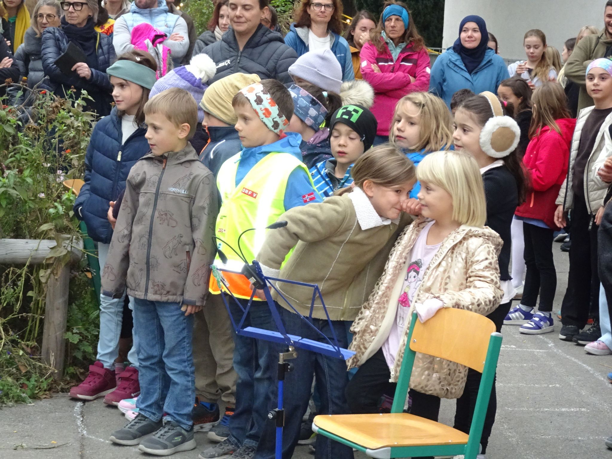 Die Kinder waren ein bisschen aufgeregt vor ihrem großen Auftritt.