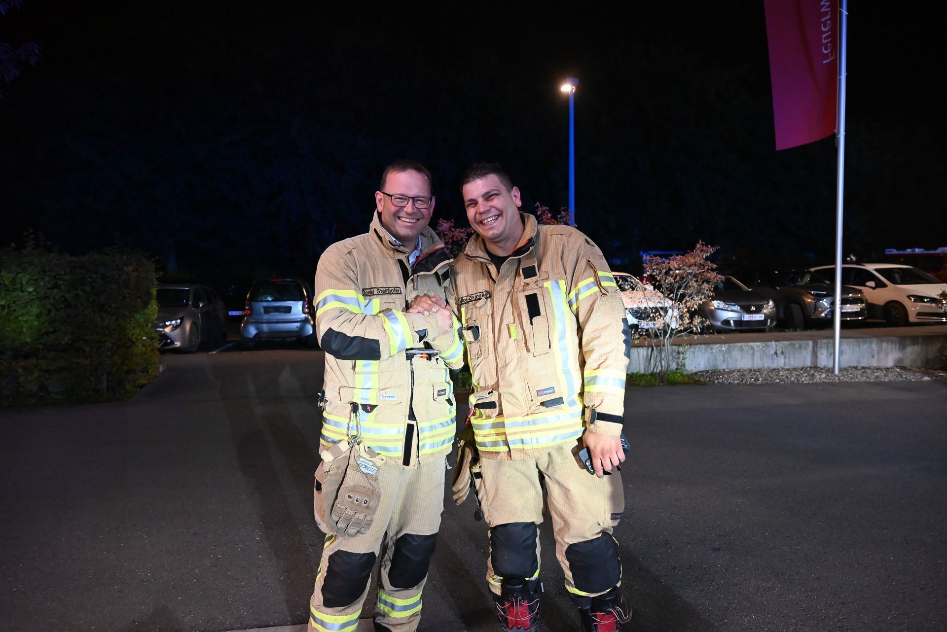Daniel Steinhofer und Milos Zivanovic waren erleichtert, dass das Auto endlich angekommen ist. 