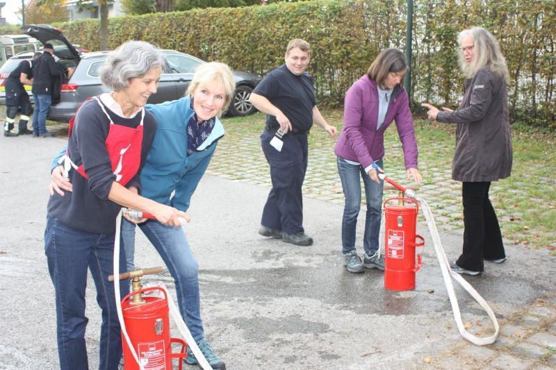 Die Pflegefachkräfte stellten sich als Feuerwehrmann sehr gut an.