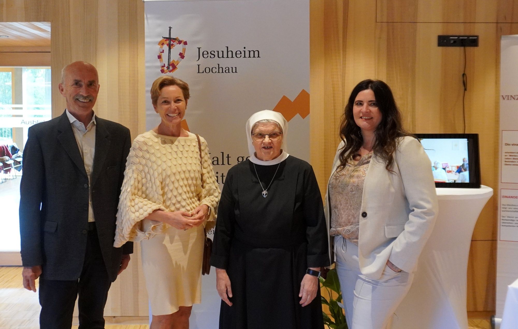 Geschäftsführer der Sozialen Einrichtungen der Barmherzigen Schwestern in Zams Bernhard Guggenbichler, Gesundheitslandesrätin Martina Rüscher, Hausoberin Schwester Katharina Fraissl und Nicole Schweyer, die neue Heim- und Pflegedienstleiterin; von links.
