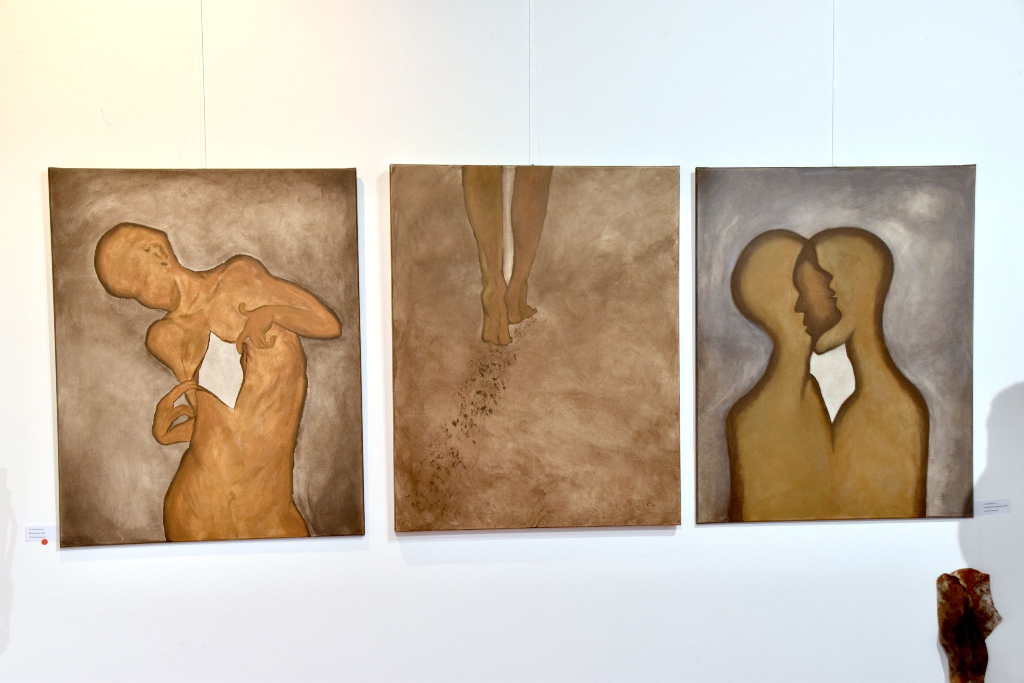 „Cornelia Pecoraro zeigt uns im kukuphi sachliche, minimalistisch in Form und Farbe gehaltene Bilder“ teilt Galeristin Sigrid Fritsche mit.