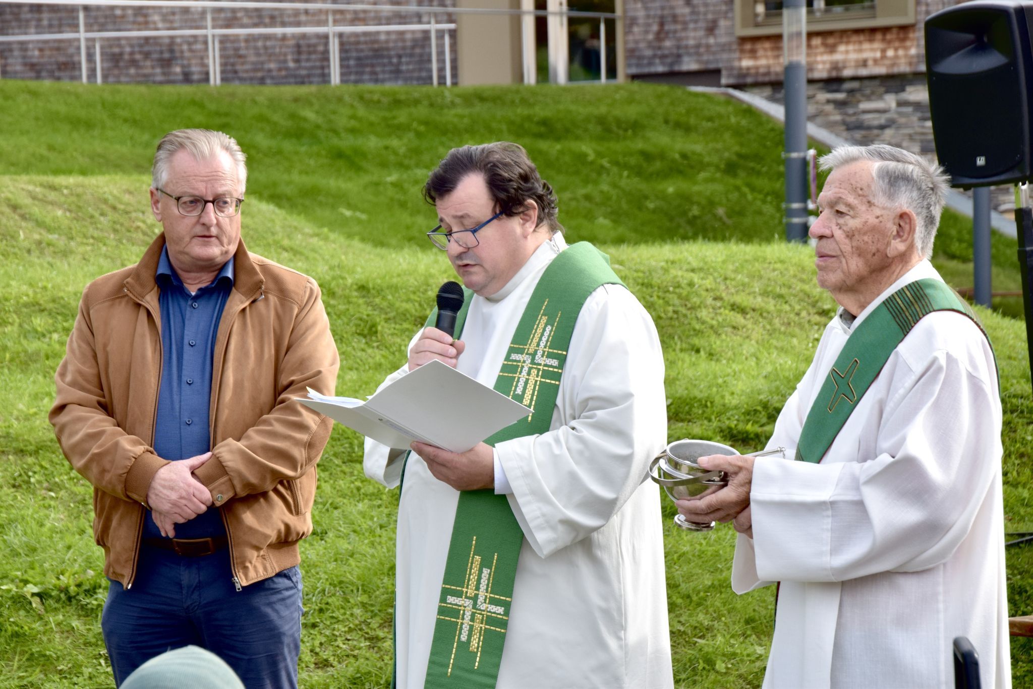 Bürgermeister Martin Vallaster, Pfarrer Celestin und Diakon Rudolf Sagmeister bei der Segnung des neuen Platzes.