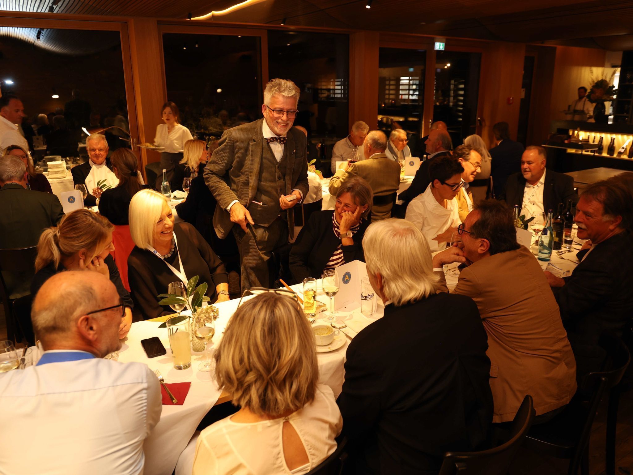 Zauberkünstler Jürgen Peter verblüffte die Gäste.