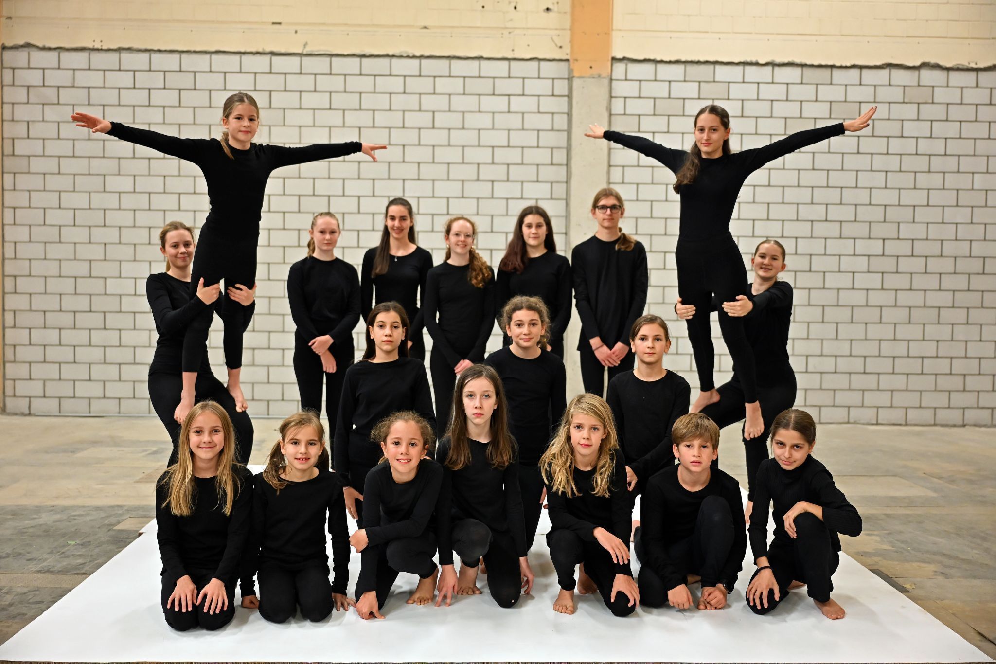 Rund 50 Kinder und Jugendliche zwischen acht und 17 Jahren stehen bei „Der geheimnisvolle Schrank“ auf der Bühne.