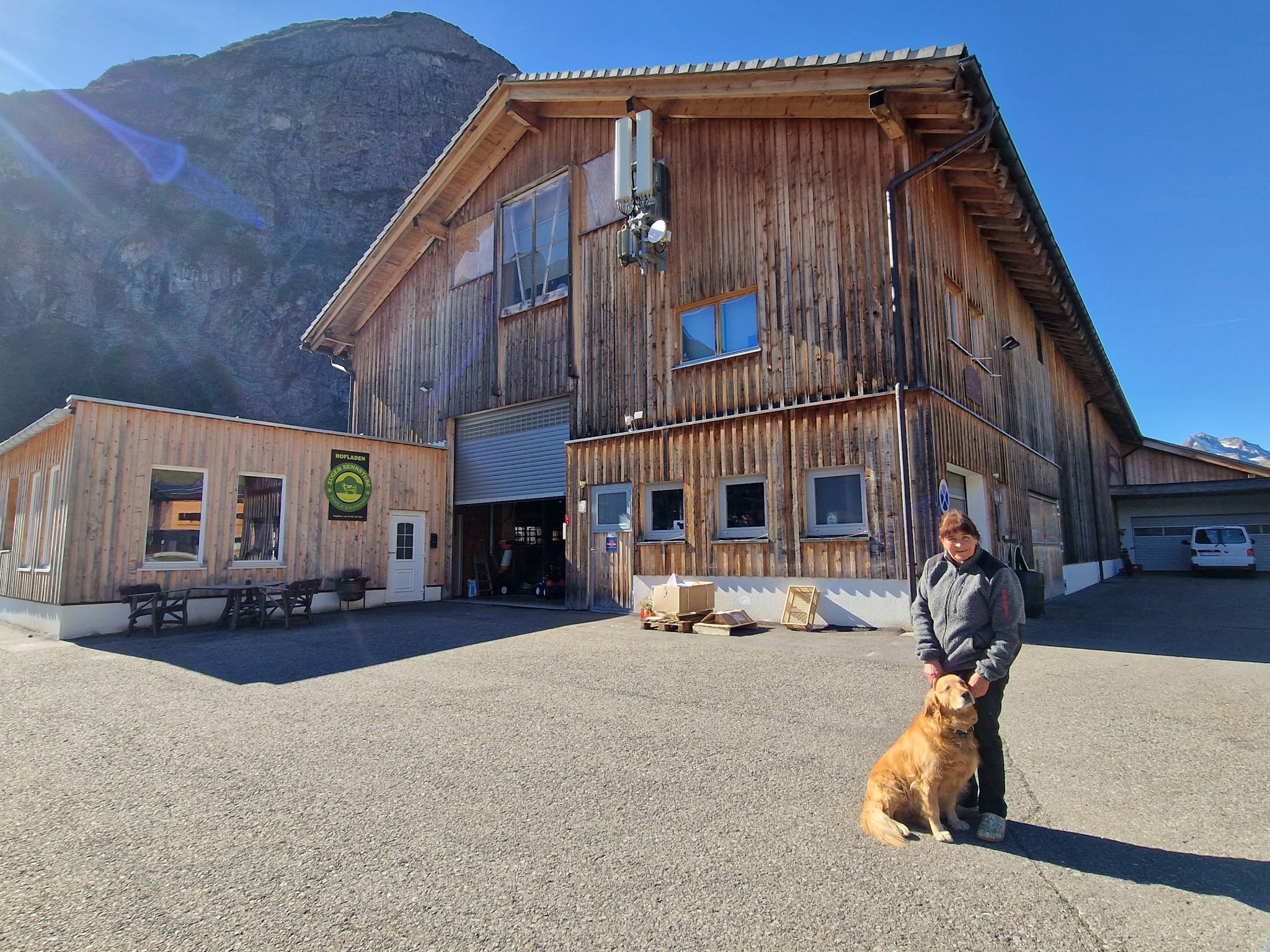 1 Annemarie Kaufmann ist gerne Bäuerin und packt auch gerne selber mit an. 1.1 Biohof Kaufmann in Zug – oberhalb thront der Schafberg. Annemarie Kaufmann freut sich, dass sie ein Familienbetrieb sind. Hier mit Hofhund Leila. 1.2 Detto 2. Die Fleckviehkühe im Laufstall 3. Die Landwirtin mit viel Herzblut ist gerne im Stall und bei ihren Kühen. 4. Die beiden Schwarznasenschafe Susi und Strolchi lassen sich gerne verwöhnen. 5.1. Susi und Strolchi gehören auch zu Annemaries Lieblingen. 6. Auch die Pferde sind neugierig wer auf zu Besuch kommt. 7. Das Bergdorf Zug zeigt sich gerade von seiner schönsten herbstlichen Seite. 8. Für Annemarie Kaufmann ist der Hofladen auch ein zentraler Treffpunkt. 8.1. Der Hofladen bietet für alle etwas. 8.2. detto 9. Der Biohof ist von hohen Bergen umgeben. 10. Ein modernes landwirtschaftliches Gerät - Der Schleppschuh-Gülleverteiler ist sehr bodenschonend. 11. Ein Blick auf die Golfanlage. 12. Herbstliches Arrangement vor dem Hofladen. 13. - 14. Auch die beiden Kälblein Ilvy und Hubi freuen sich auf einen Besuch. 15. Annemarie Kaufmann lernte die Landwirtschaft von der Pike auf. 16. Blick in die Zuger Bergwelt. 17. Der Schafberg thron Majestätisch über dem Biohof. 18. Eine hohe Auszeichnung für die Zuger Sennstube für die Familie Kaufmann. (Bildergalerie)