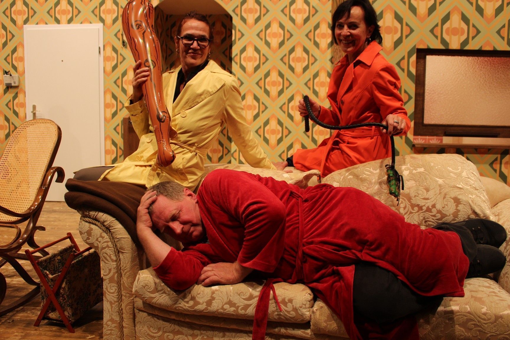 Der Abgesandte des Vatikans, Bruder Amadeus will nur noch schlafen – das spornt Gitti und Gerti erst recht zu hektischen Aktivitäten an. PETER STRAUSS