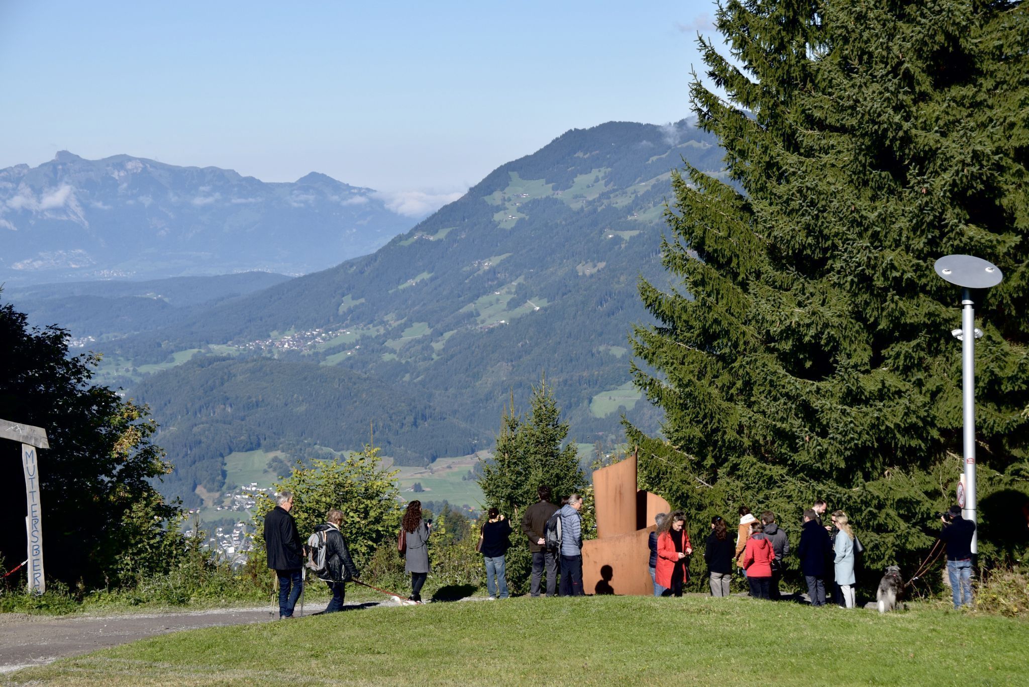 Die Teilnehmenden an der Eröffnung der Alpine Art-Erweiterung beim Kunstwerk Serpentinata, welches Janine Rogen in diesem Jahr geschaffen hat.