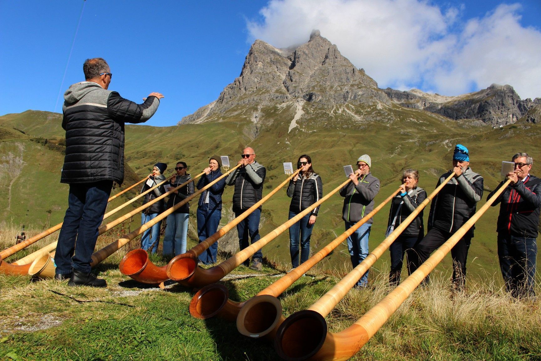 Mit einer starken Abordnung des Alphorn-Ensembles Warther Horn gestaltete dessen Leiter Heinz Feuerstein den Gottesdienst musikalisch mit.