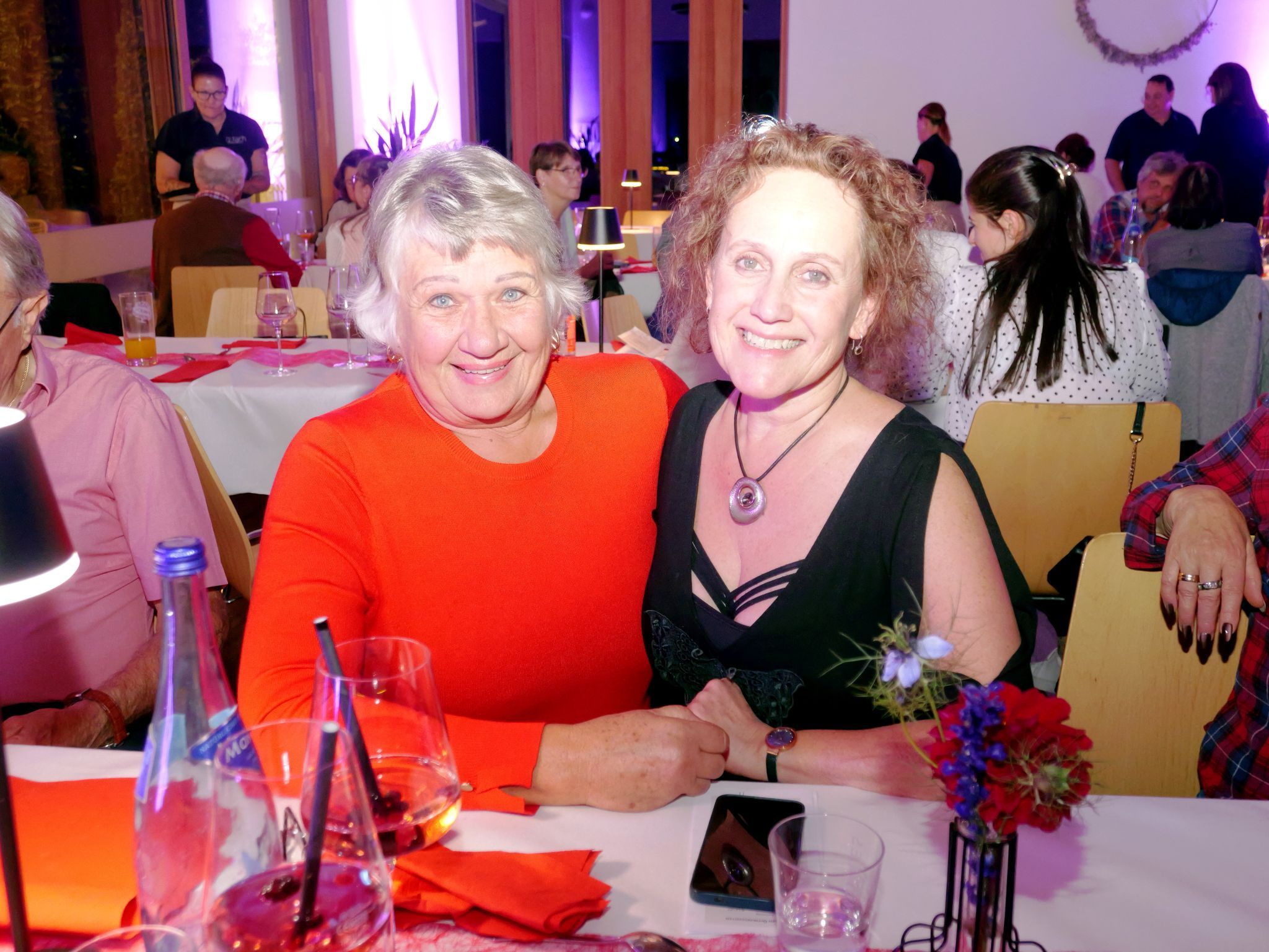 Karin Bosshard und Birgit Hartmann feierten begeistert mit.