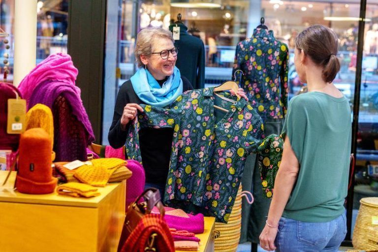 Faire Weihnachtsdeko: Beatrix Soyza-Koch im Einsatz für eine gerechtere Welt