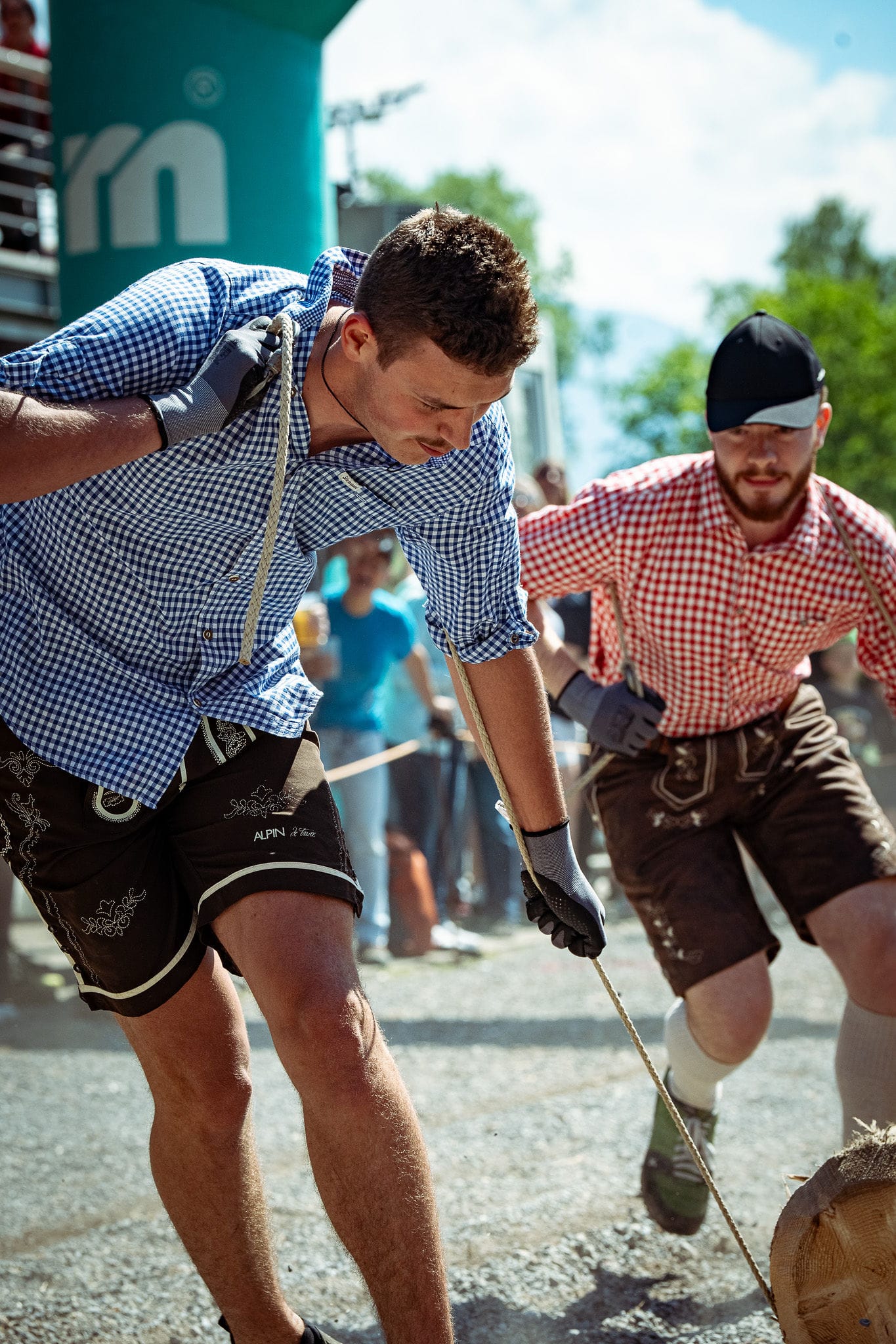 In voller Aktion: Clemens beim Baumstammziehen des Skivereins Schwarzach.