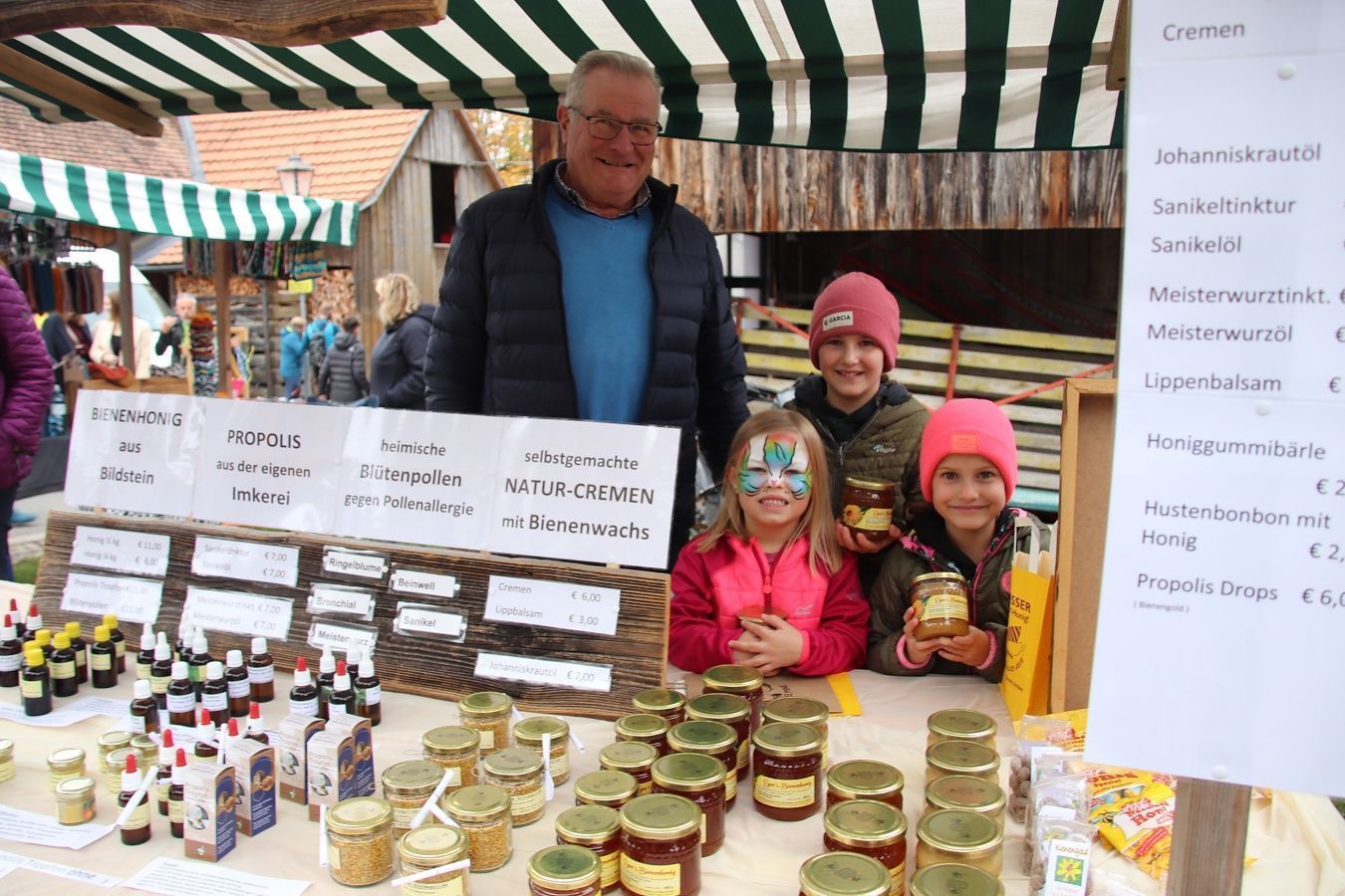 An den Marktständen gibt es hausgemachte Produkte zu erwerben.
