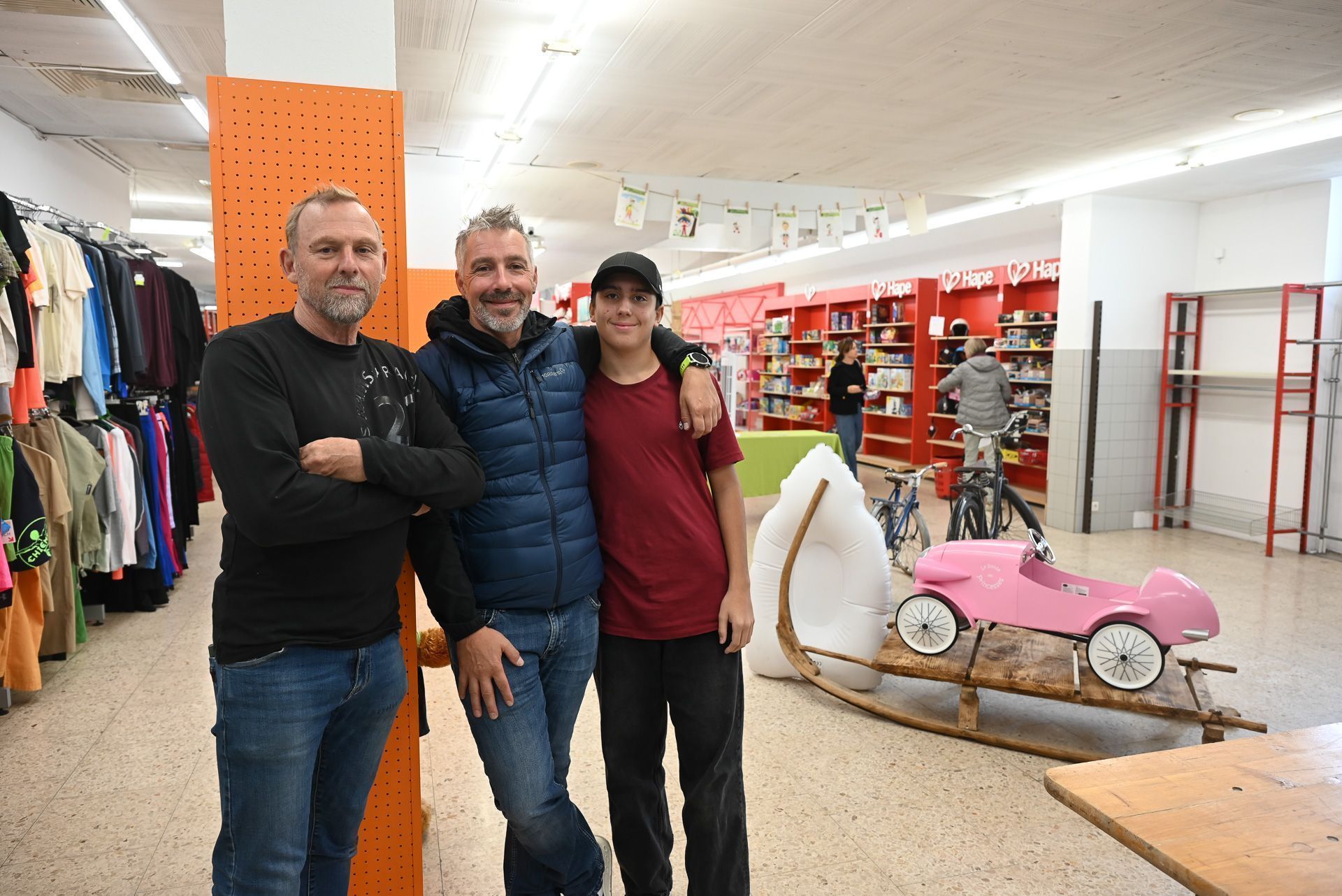 René Steinwender (voriger Pinoccio-Besitzer) mit Alexander Schranz und Sohn Raphael wenige Tage vor der Schließung des beliebten Kinder- und Secondhandwarengeschäftes Pinoccio.
