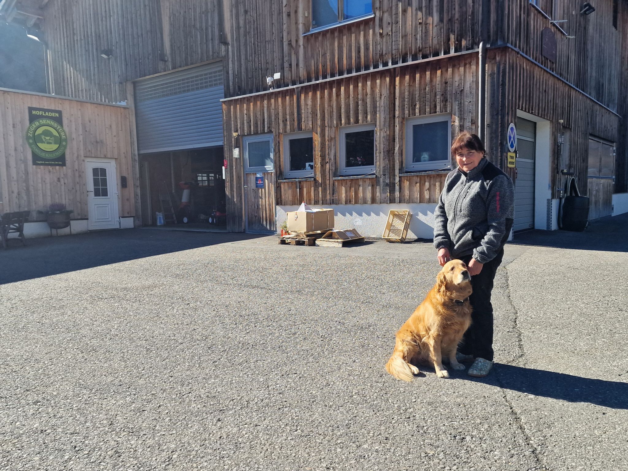 1 Annemarie Kaufmann ist gerne Bäuerin und packt auch gerne selber mit an. 1.1 Biohof Kaufmann in Zug – oberhalb thront der Schafberg. Annemarie Kaufmann freut sich, dass sie ein Familienbetrieb sind. Hier mit Hofhund Leila. 1.2 Detto 2. Die Fleckviehkühe im Laufstall 3. Die Landwirtin mit viel Herzblut ist gerne im Stall und bei ihren Kühen. 4. Die beiden Schwarznasenschafe Susi und Strolchi lassen sich gerne verwöhnen. 5.1. Susi und Strolchi gehören auch zu Annemaries Lieblingen. 6. Auch die Pferde sind neugierig wer auf zu Besuch kommt. 7. Das Bergdorf Zug zeigt sich gerade von seiner schönsten herbstlichen Seite. 8. Für Annemarie Kaufmann ist der Hofladen auch ein zentraler Treffpunkt. 8.1. Der Hofladen bietet für alle etwas. 8.2. detto 9. Der Biohof ist von hohen Bergen umgeben. 10. Ein modernes landwirtschaftliches Gerät - Der Schleppschuh-Gülleverteiler ist sehr bodenschonend. 11. Ein Blick auf die Golfanlage. 12. Herbstliches Arrangement vor dem Hofladen. 13. - 14. Auch die beiden Kälblein Ilvy und Hubi freuen sich auf einen Besuch. 15. Annemarie Kaufmann lernte die Landwirtschaft von der Pike auf. 16. Blick in die Zuger Bergwelt. 17. Der Schafberg thron Majestätisch über dem Biohof. 18. Eine hohe Auszeichnung für die Zuger Sennstube für die Familie Kaufmann. (Bildergalerie)