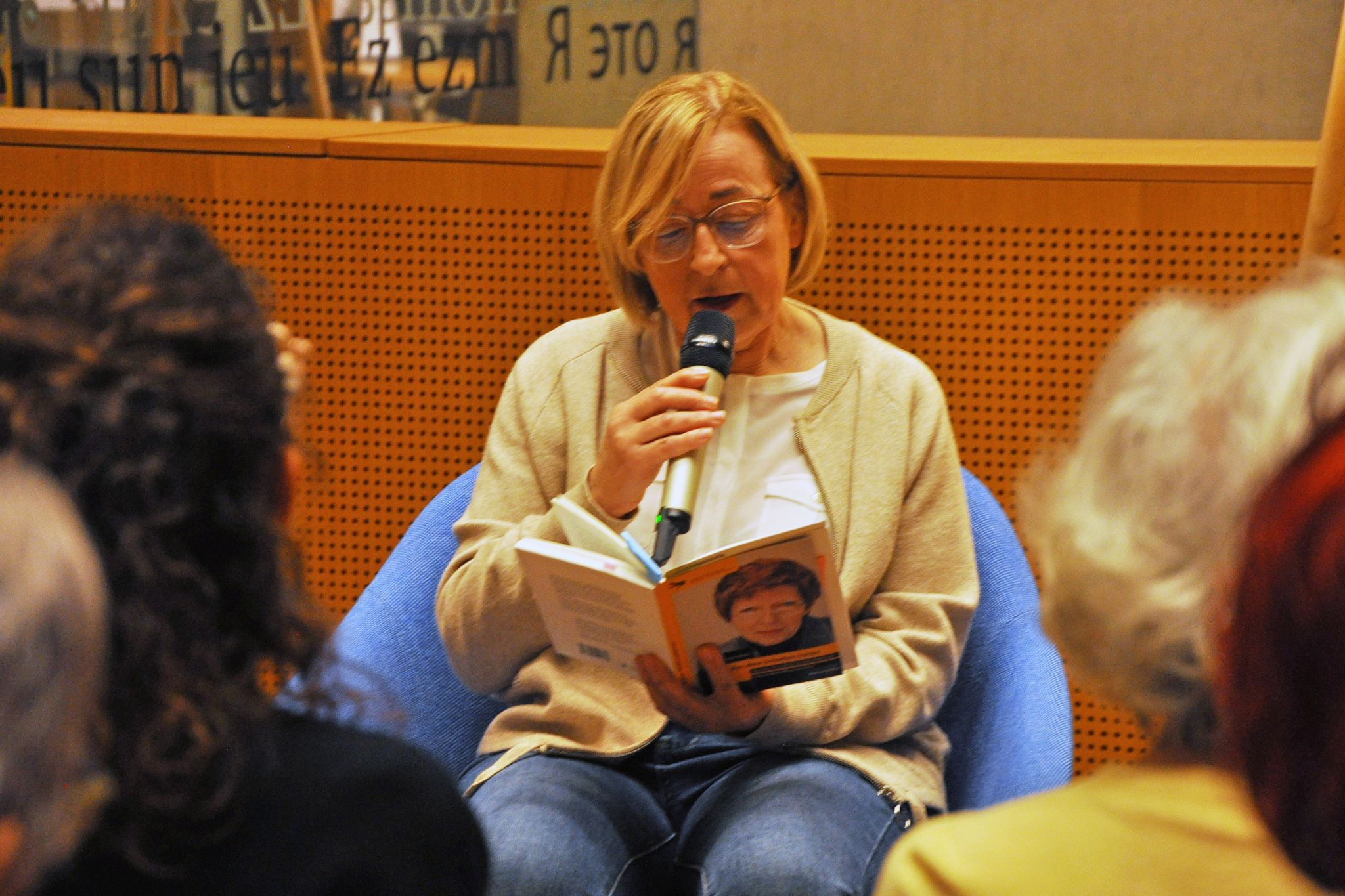 Zum Einstieg las Gabi Hopfner aus Helga Rohras „Aus dem Schatten treten“.