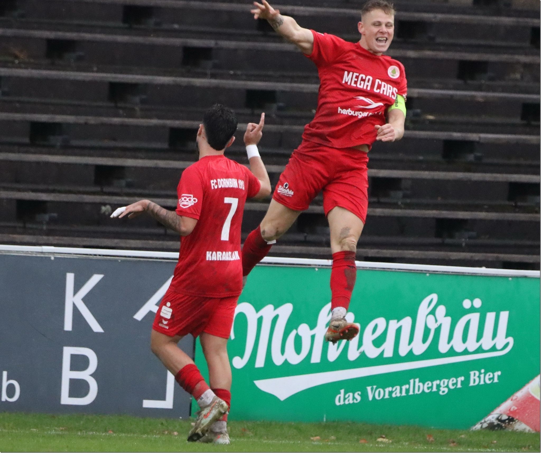 Luftsprung von Dreifachtorschützen Tamas Herbaly.