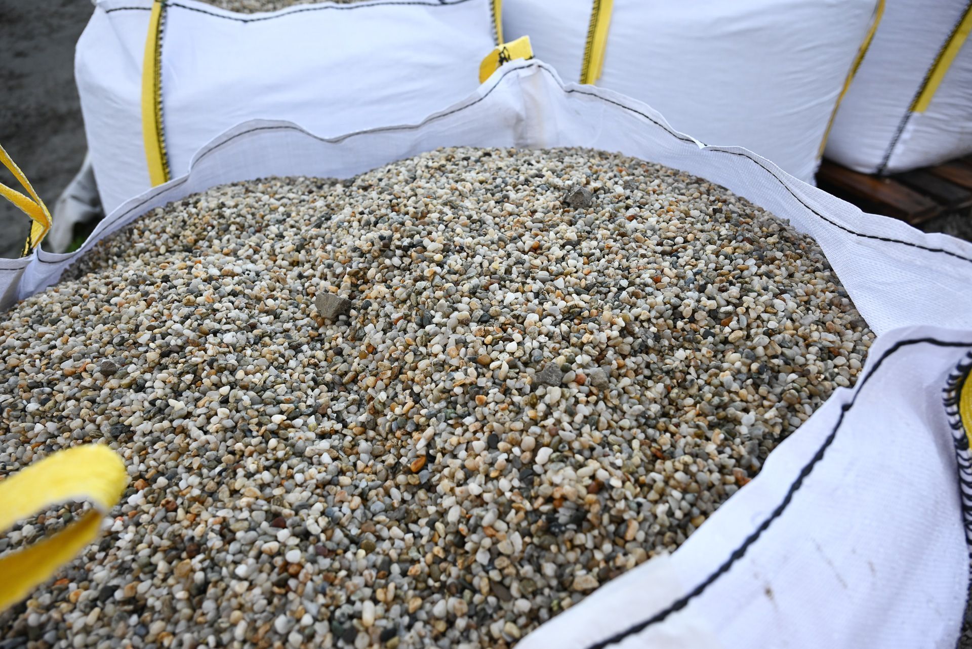 Spezieller Filterkies filtert das Wasser auf natürliche Weise.
