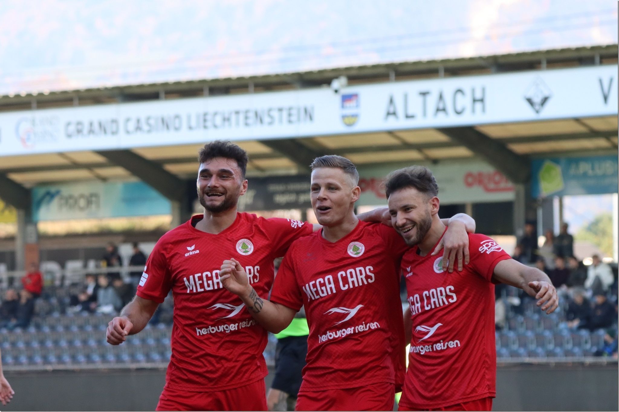 Feiern die drei Punkte: Kristijan Makovec, Tamas Herbaly und Slobodan Mihajlovic.KNOBEL