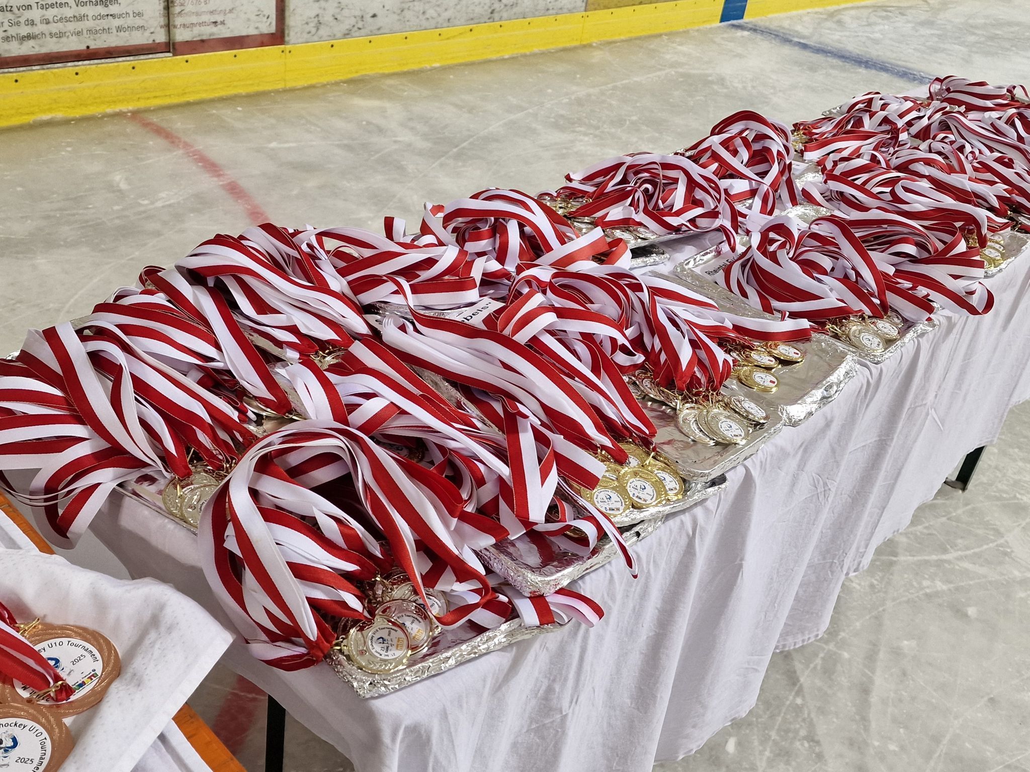 Impressionen vom erfolgreichen 21. internationalen U10 Eishockeyturnier. (Bildergalerie)