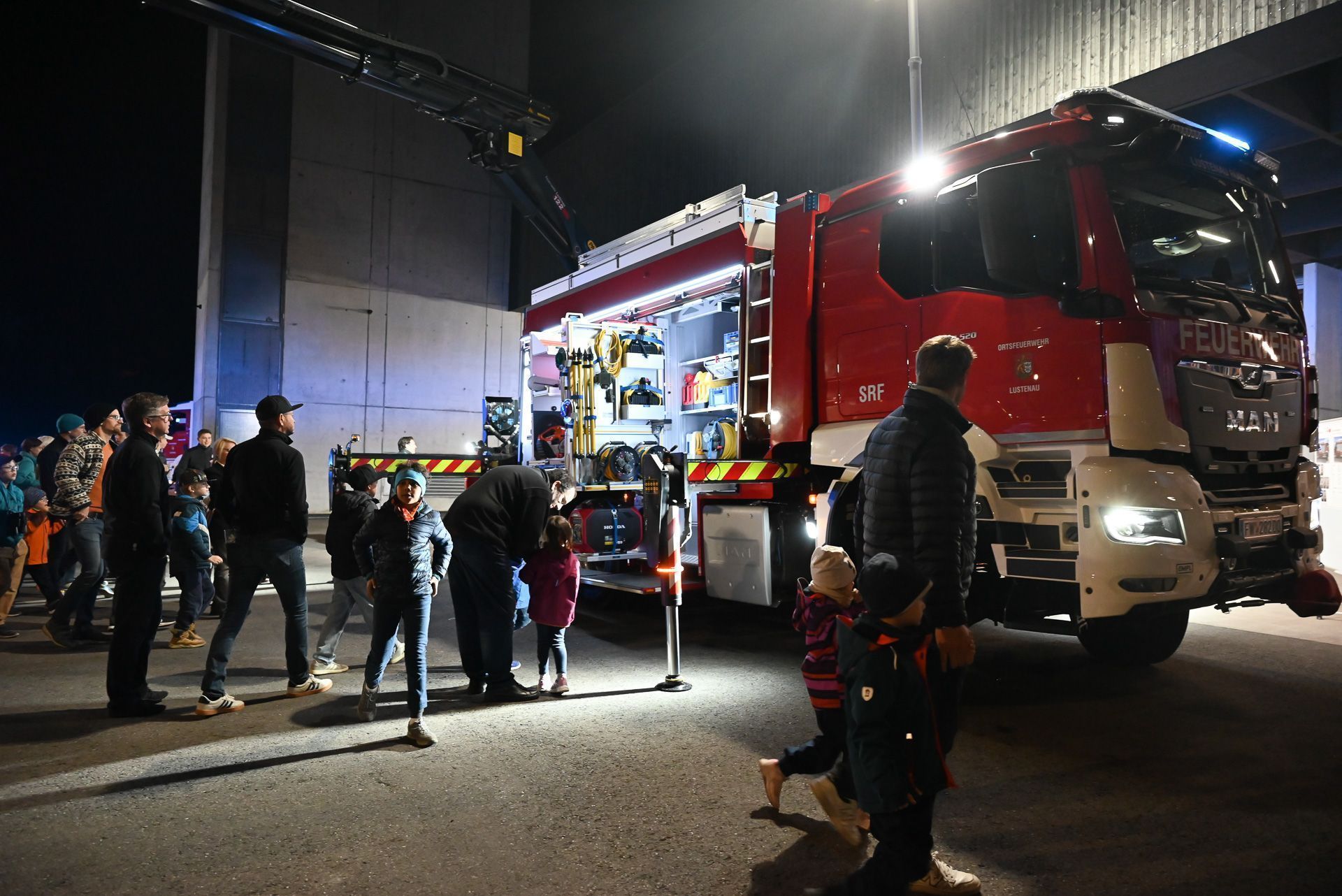 Nach der Begrüßung durften die Besucher das SRF bestaunen.