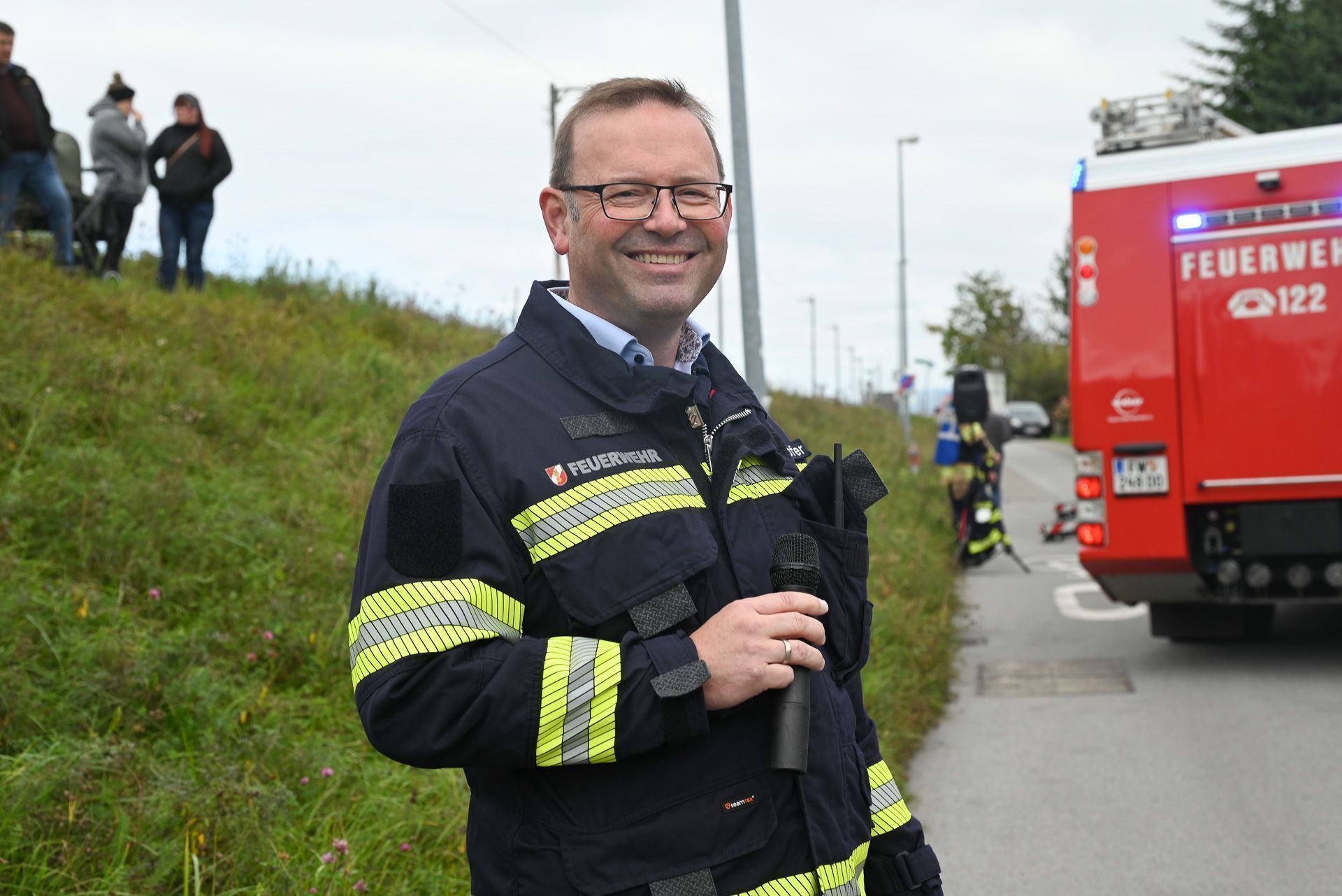 Feuerwehrmann Daniel Steinhofer führte durch die Übung und erklärte den Zuschauern das Übungsszenario.