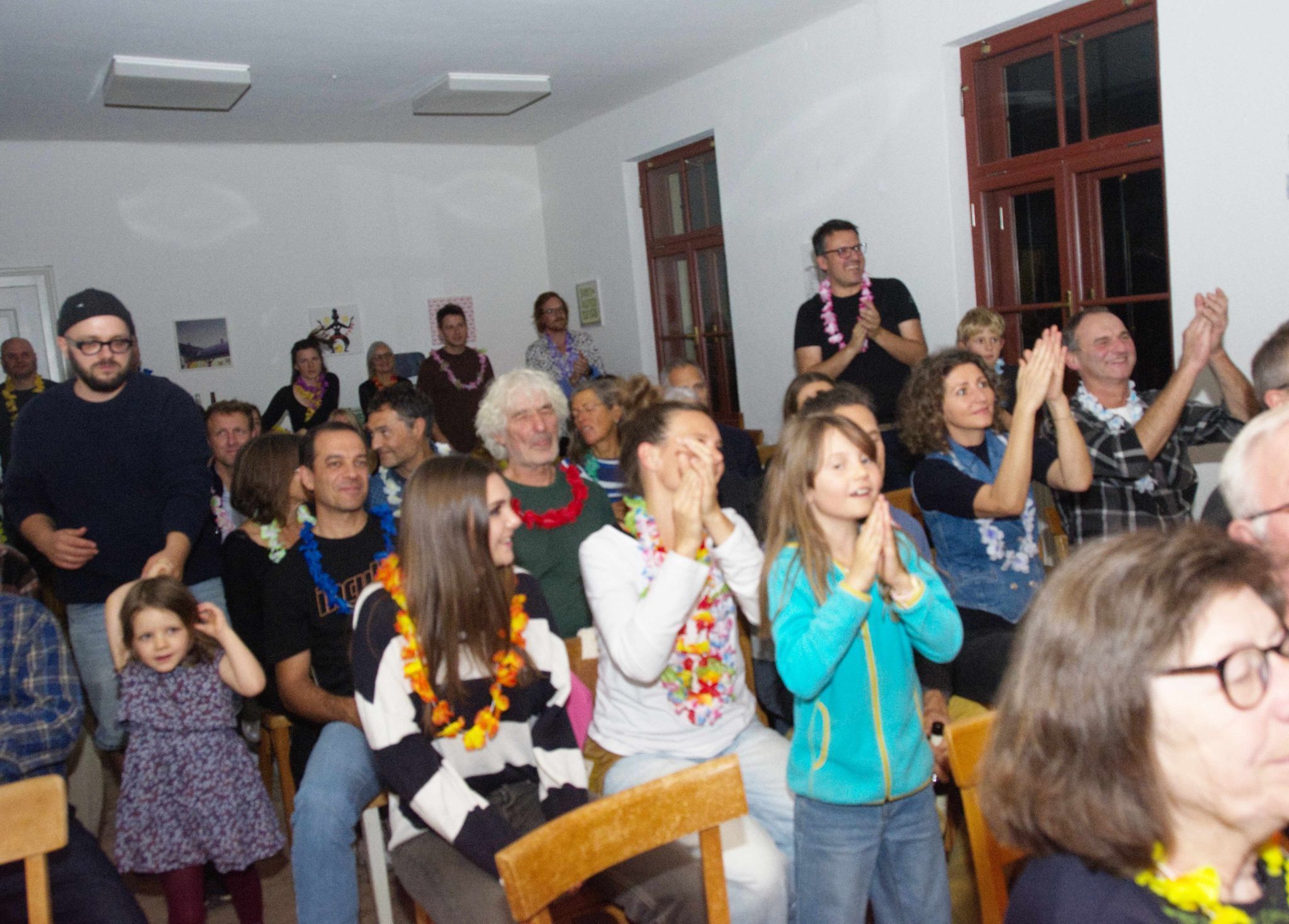 begeistertes Publikum in Wohnzimmeratmospäre