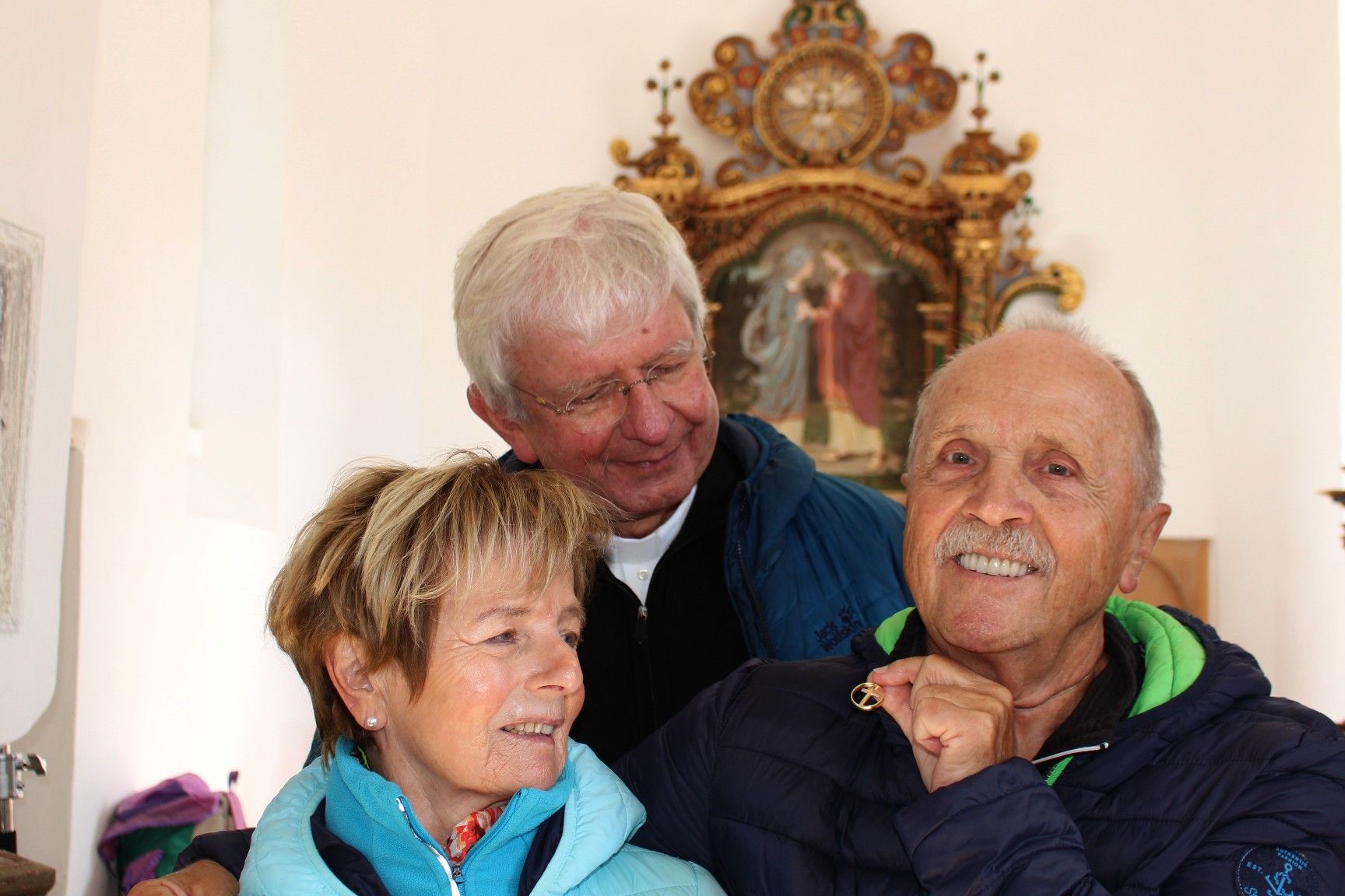 Mit der Segnung des zu einem Anhänger umgearbeiteten Eherings rührte Pater Adrian Waltraud und Georg Schlumberger zu Tränen.   