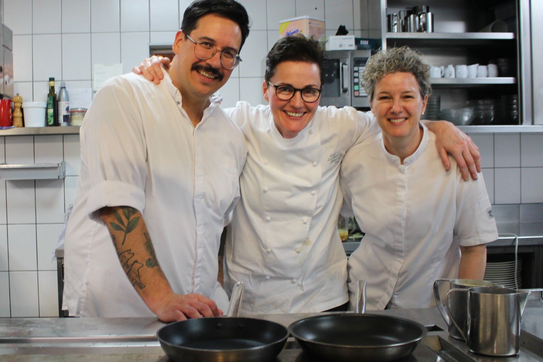 An die Pfannen, fertig, los . . .! Krone-Küchenchef Michael Garcia Lopez, Hausherrin Helene Nußbaumer und ihre ehemalige Mitschülerin Sigi Schelling. PETER STRAUSS (10)