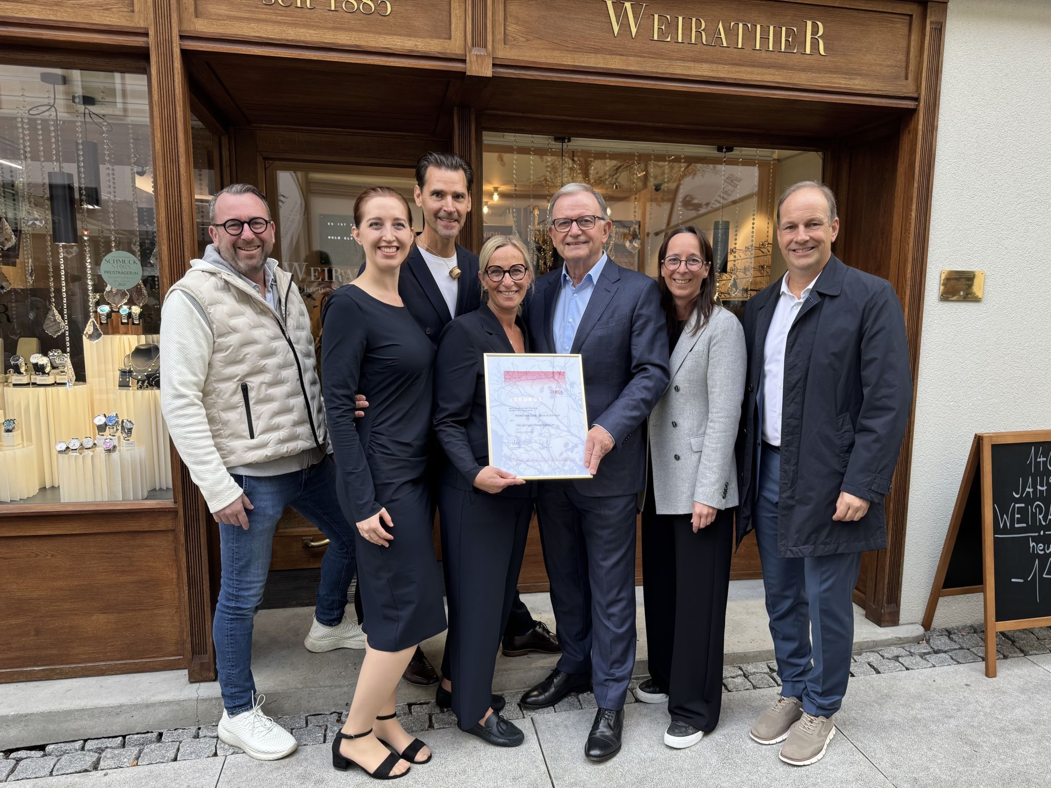 Paul Mathis und Claudia Mathis-Weirather mit Tochter Emily, Nadine Weirather-Siciliano, Bürgermeister Dieter Egger, Stadtrat Dietmar Amann und Wirtschaftskammerpräsident Karlheinz Kopf.