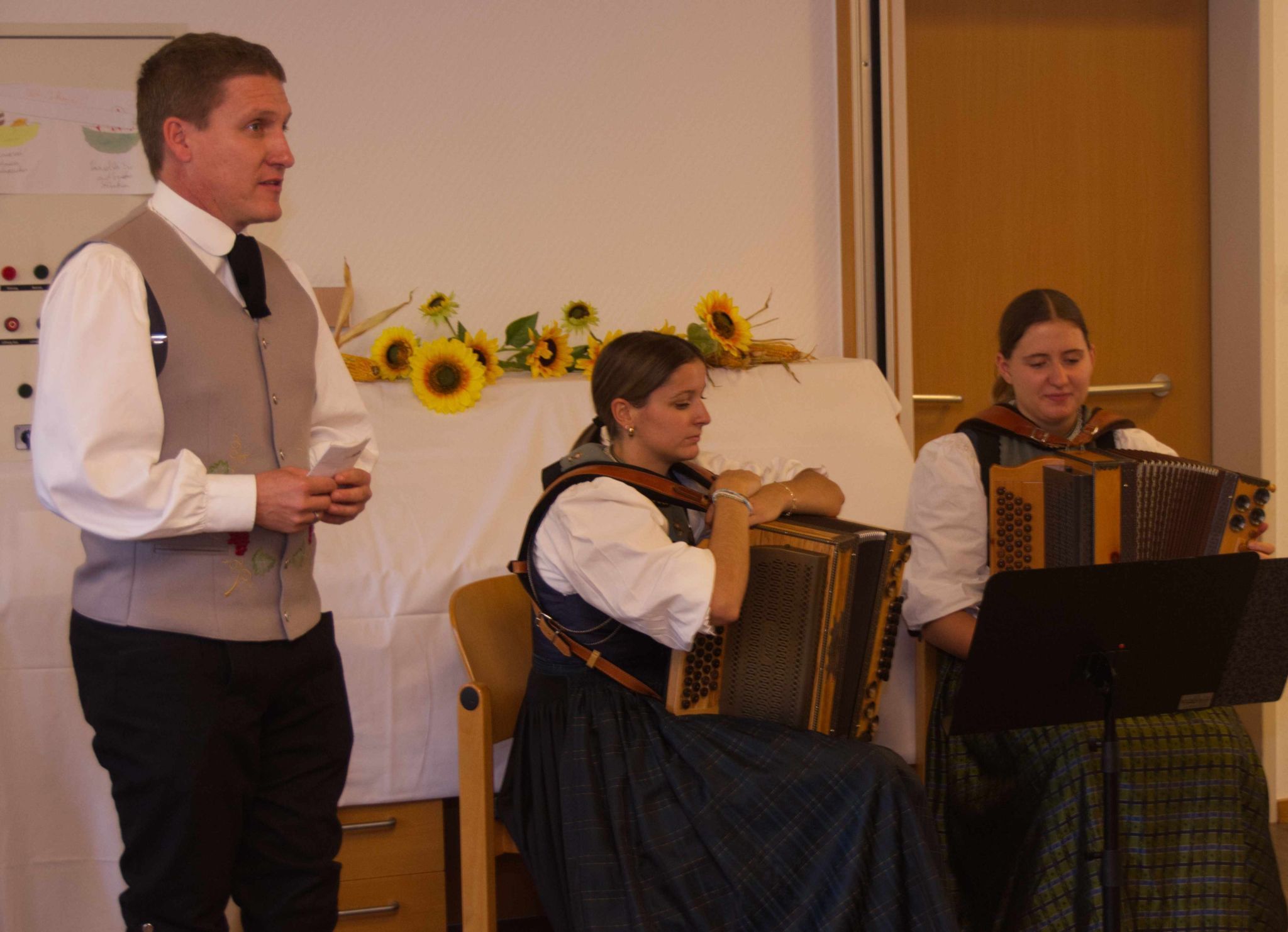 Tanzleiter Thomas Burtscher, Anna Burtscher und Raphaela Tschann