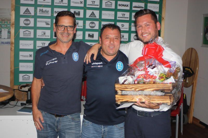 Julian Regittnig erhielt die Goldene Vereinsnadel von Hüseyin Armut und Thomas Sperger.