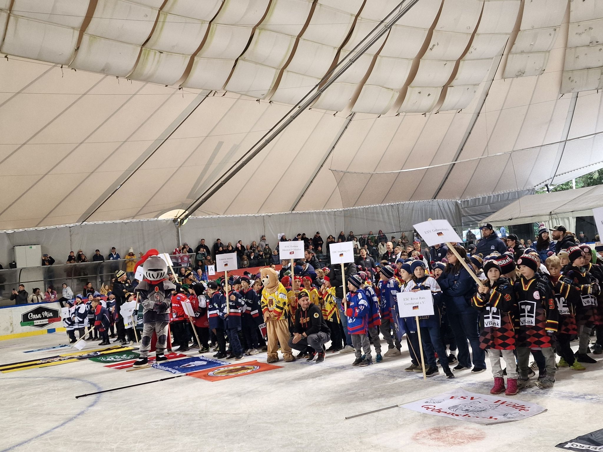 Impressionen vom erfolgreichen 21. internationalen U10 Eishockeyturnier. (Bildergalerie)