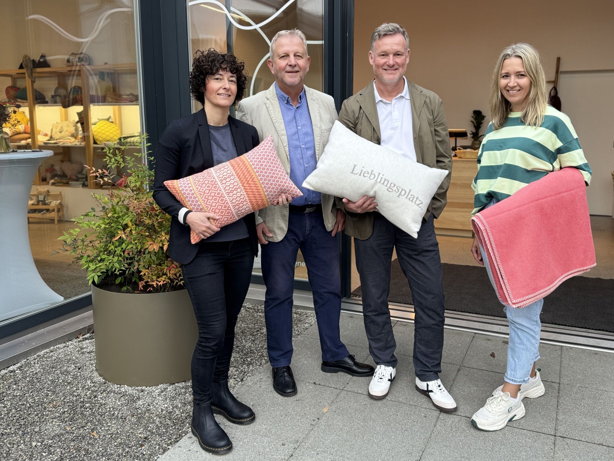Das DF-Team mit Shopleiterin Melanie Atas, Jennifer und Gottfried Wohlgenannt, sowie Jürgen Spiegel bei der Eröffnung.