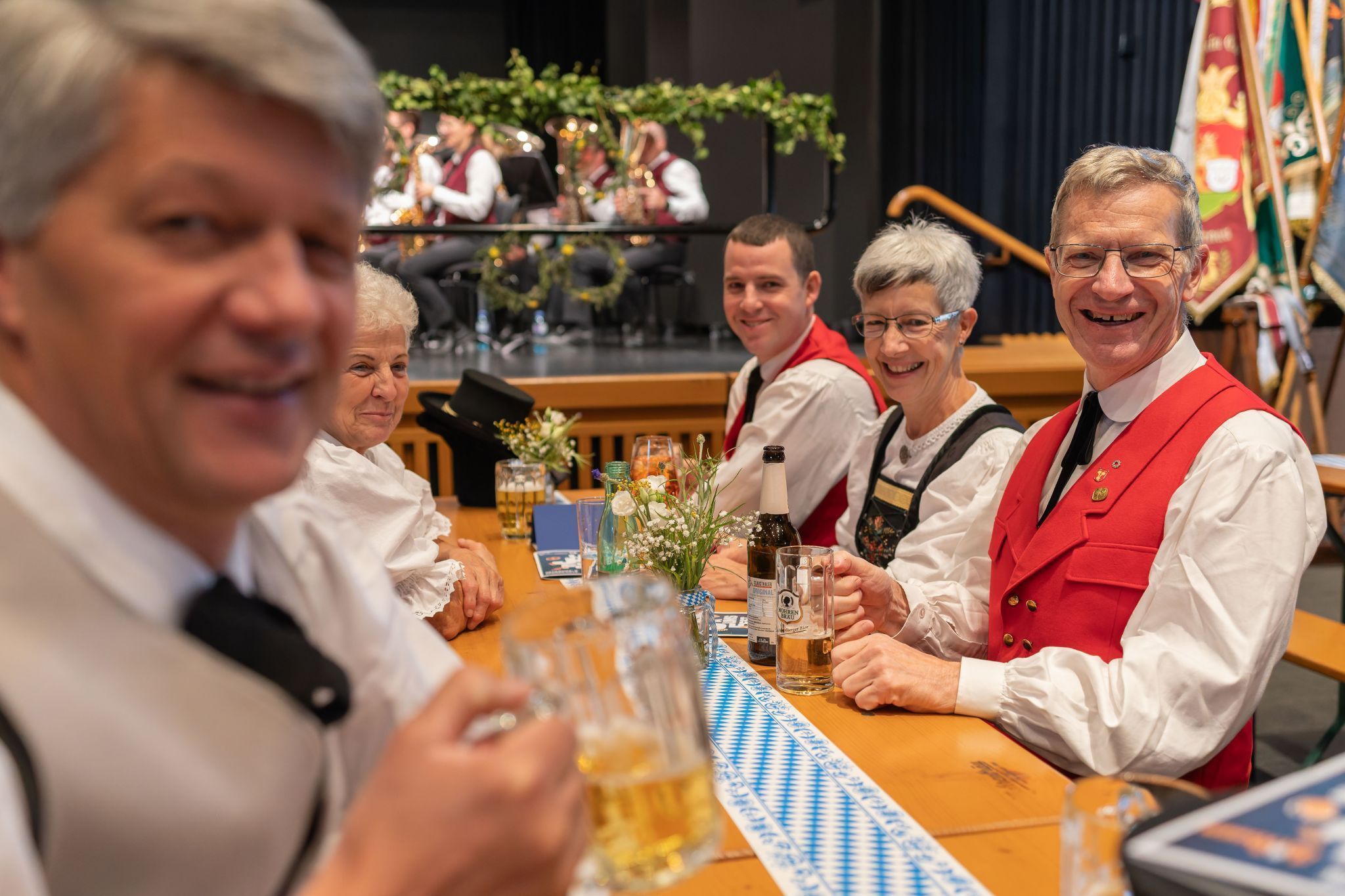 Im Reichshofsaal ging es am Sonntag gemütlich weiter. Dort genossen die Gäste das Beisammensein. (Foto: Gerhard Pließnig)