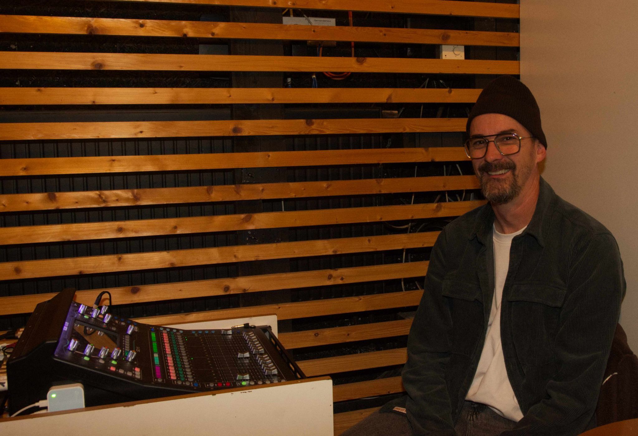 Anton Bilgeri sorgte für perfekt Klang mit hochwertiger Technik im Bahnhof Andelsbuch