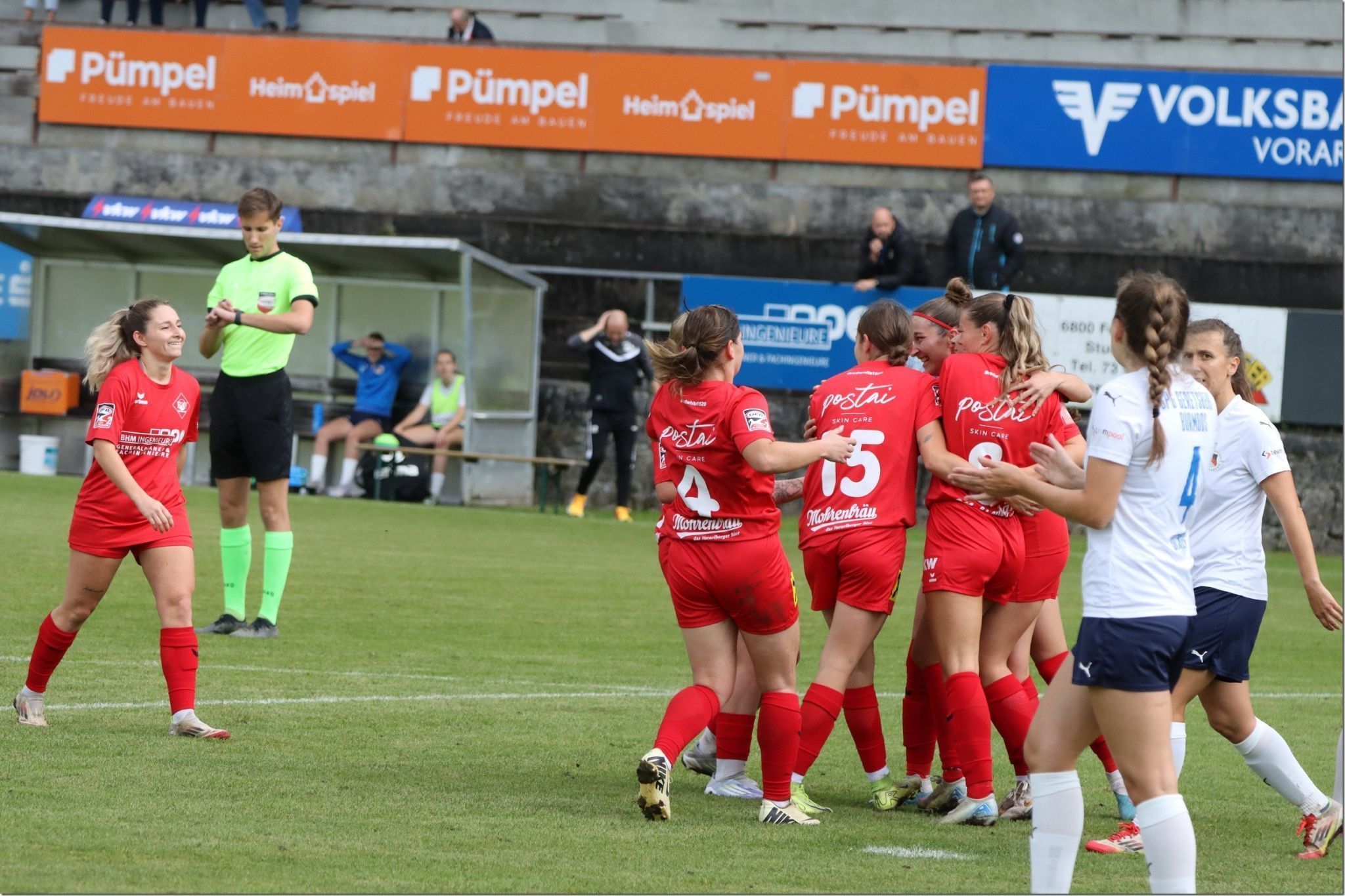 Jubel im Lager von RW Rankweil Frauen nach dem ersten Dreier in dieser Saison.