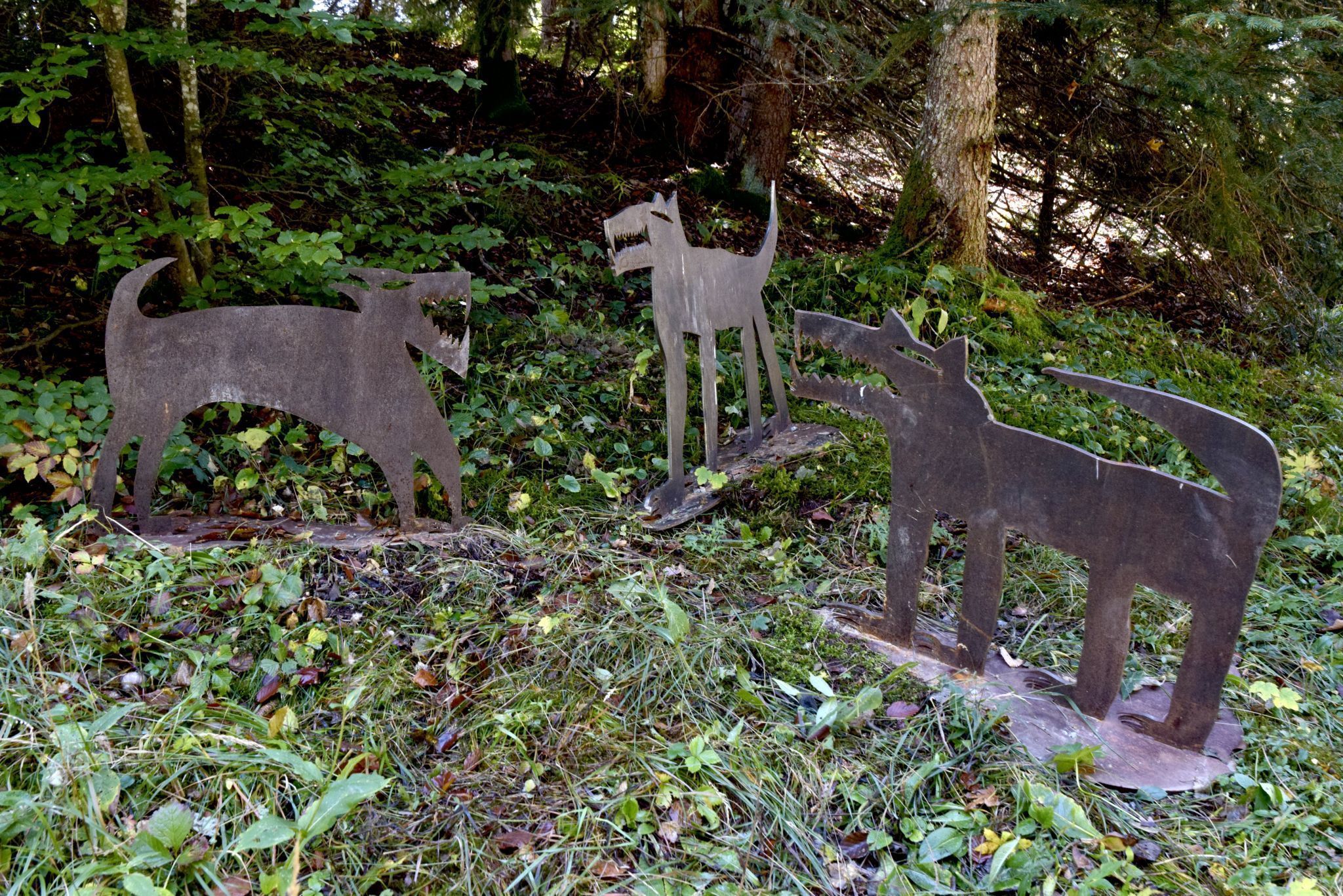 Arbeiten von „WolfGeorg“ aus dem Jahr 2025: „Wolf ist zurückgekehrt.“ Alpine Art am Muttersberg oberhalb von Bludenz und Nüziders.
