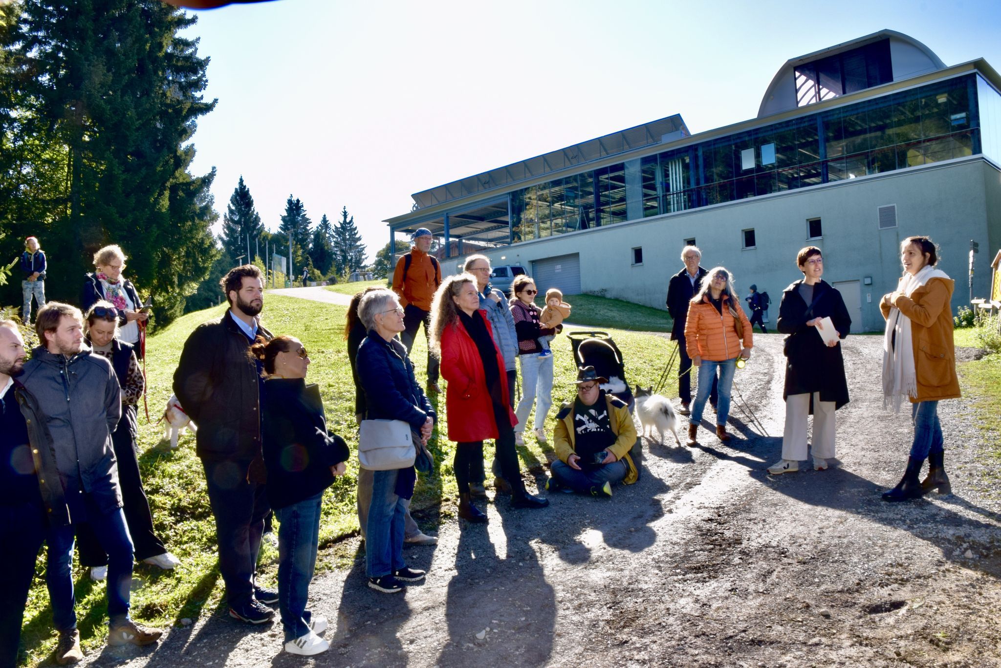 Die Teilnehmenden an der Eröffnung der Alpine Art-Erweiterung beim Kunstwerk Serpentinata, welches Janine Rogen in diesem Jahr geschaffen hat.