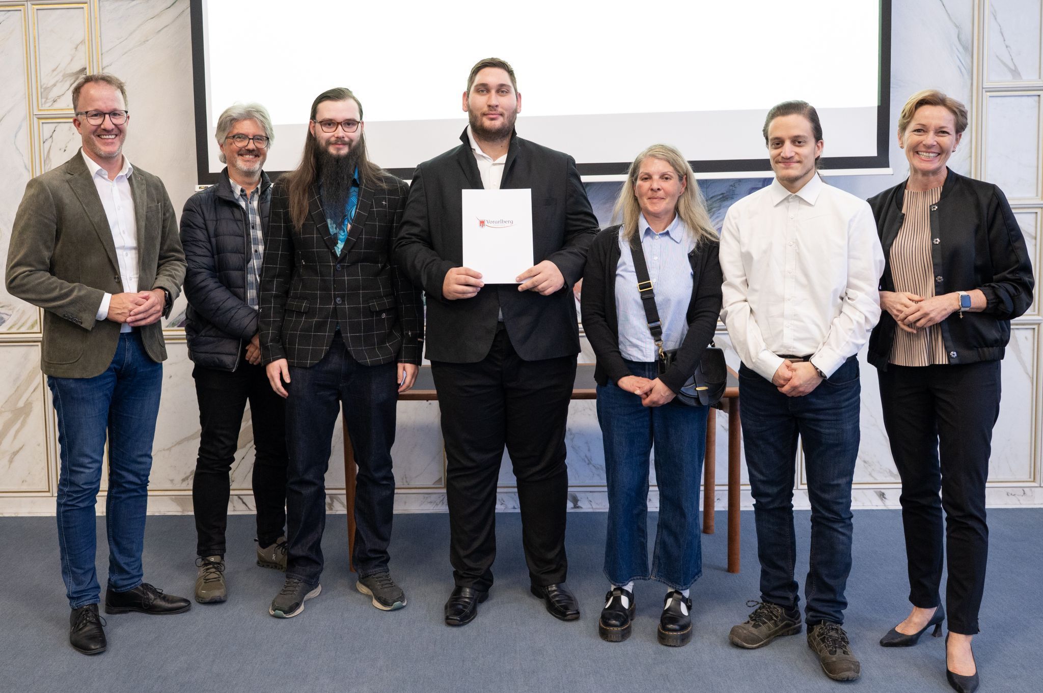 (Foto VLK) Foto, v.l.n.r.: LR Christian Gantner, Elmar Luger, Michael Riecnik, Stefan Milenovski, Tanja Golderer, Robert Becker, LR Martina Rüscher.