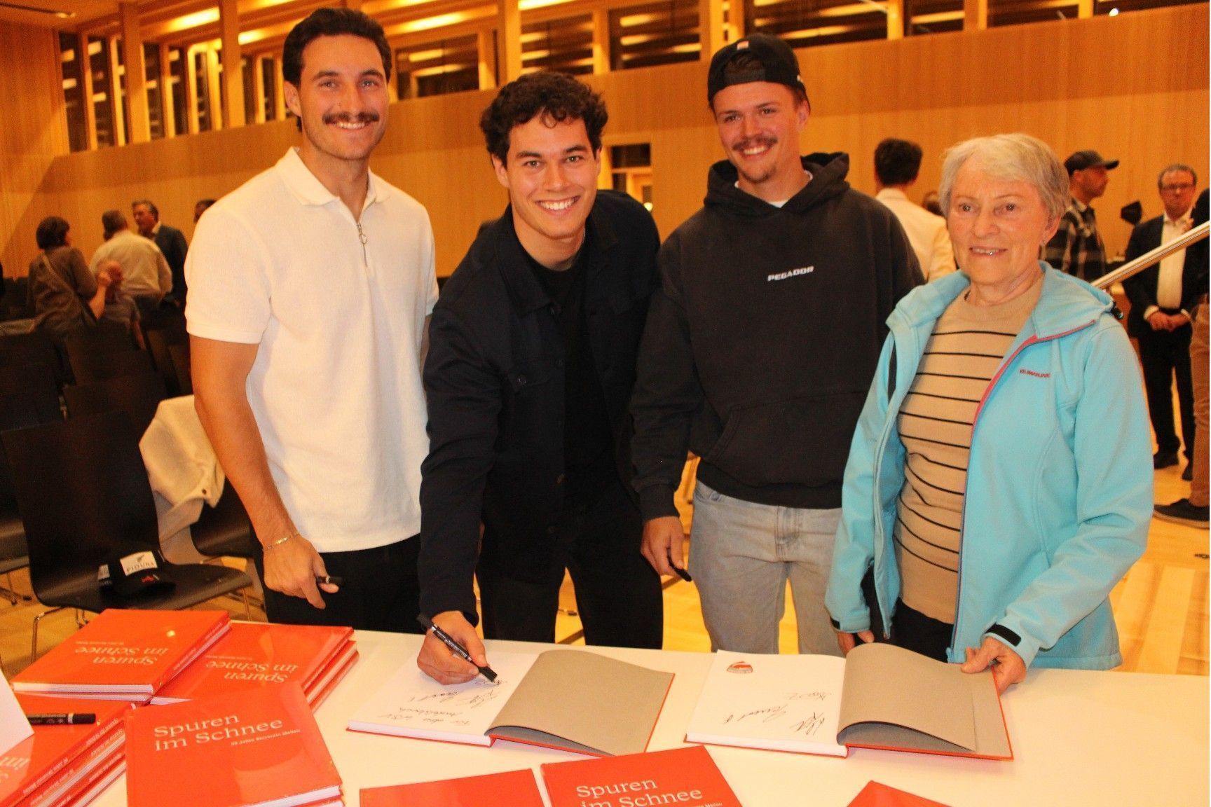 Noel Zwischenbrugger, Patrick und Lucas Feurstein signierten gerne die Jubiläumsbücher.