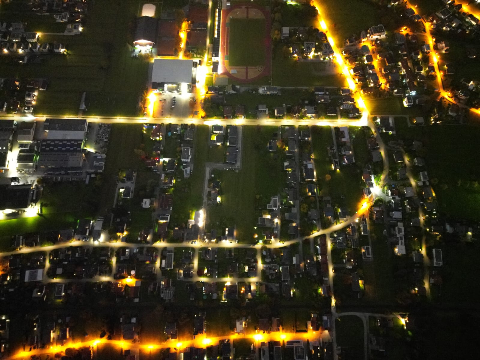 Luftaufnahme nach der Umrüstung: Die Straßen werden besser ausgeleuchtet und bei Bewegung sogar etwas heller. Findet keine Bewegung statt, sind die Laternen gedimmter.