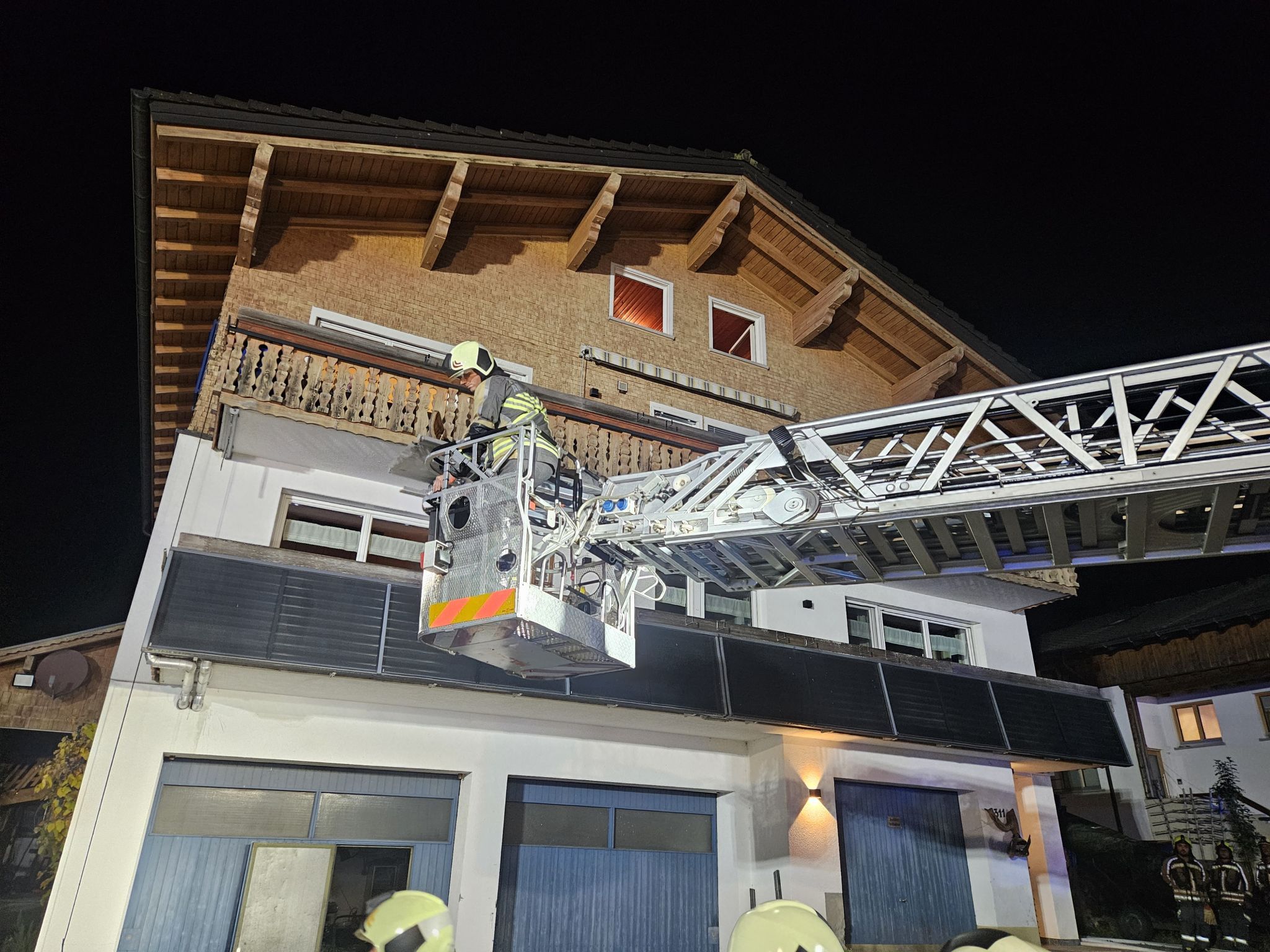Auch die Drehleiter Bregenzerwald war in Lingenau im Einsatz.