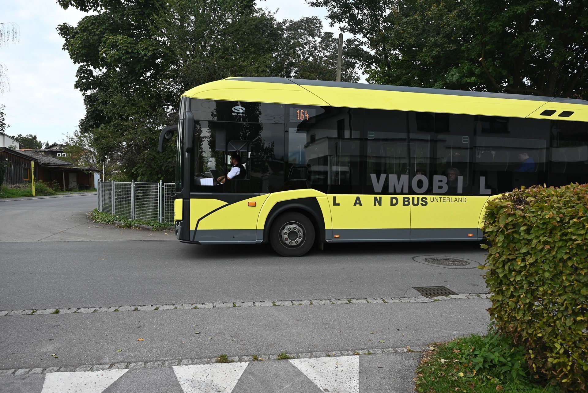 Der 164er Bus fährt auf schnellstem Weg durchs Ried von Wolfurt nach Lustenau zum Bahnhof und ist besonders bei Angestellten der großen Firmen in Wolfurt und Lauterach beliebt.